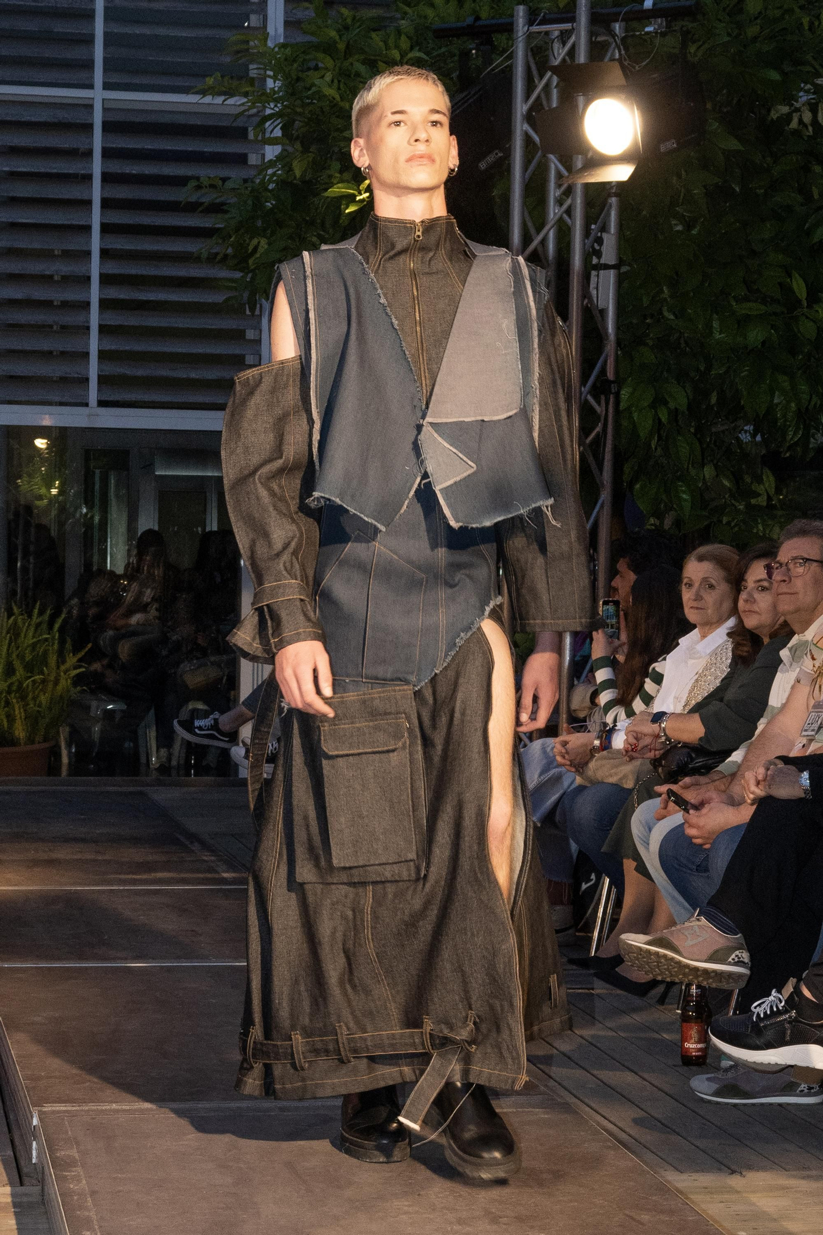 Otra de las creaciones de 'upclyling'  que se pudieron ver en el LUX Fashion Show.