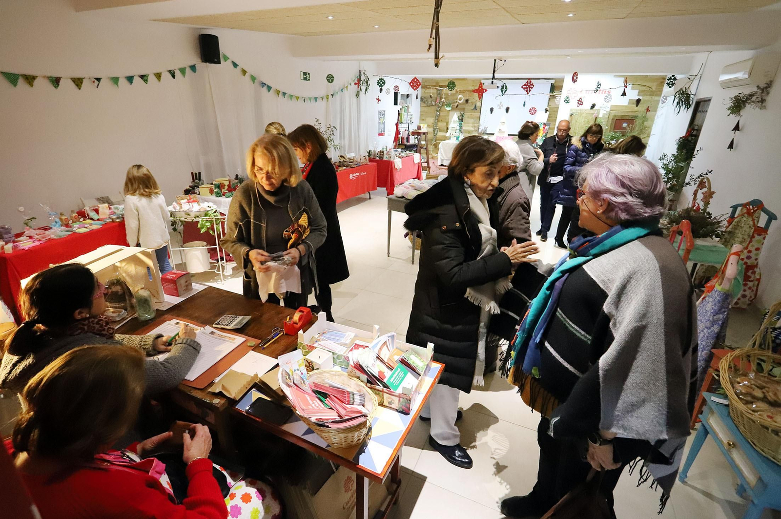 Imágenes del mercado navideño de Cáritas