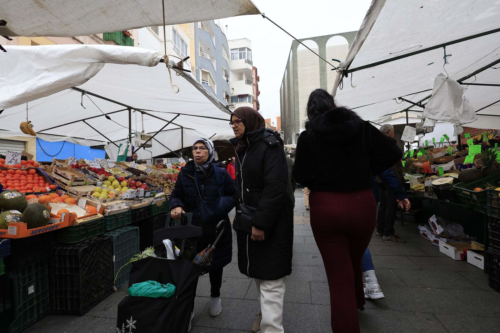 Las últimas compras para Nochevieja en Algeciras, en imágenes