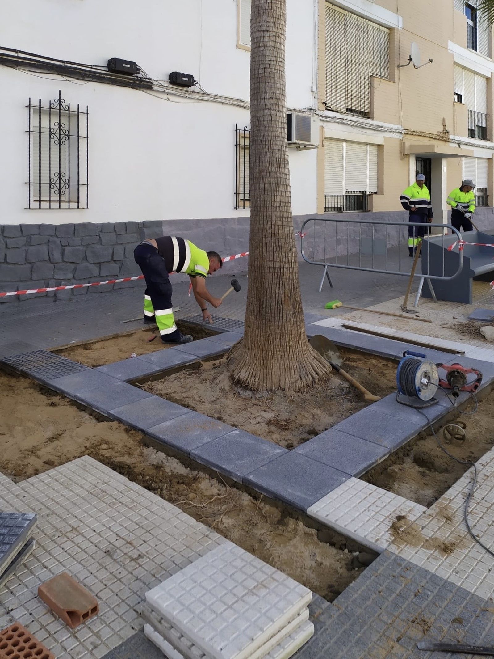 Los técnicos municipales colocan el nuevo acerado en calle Las Sóforas.