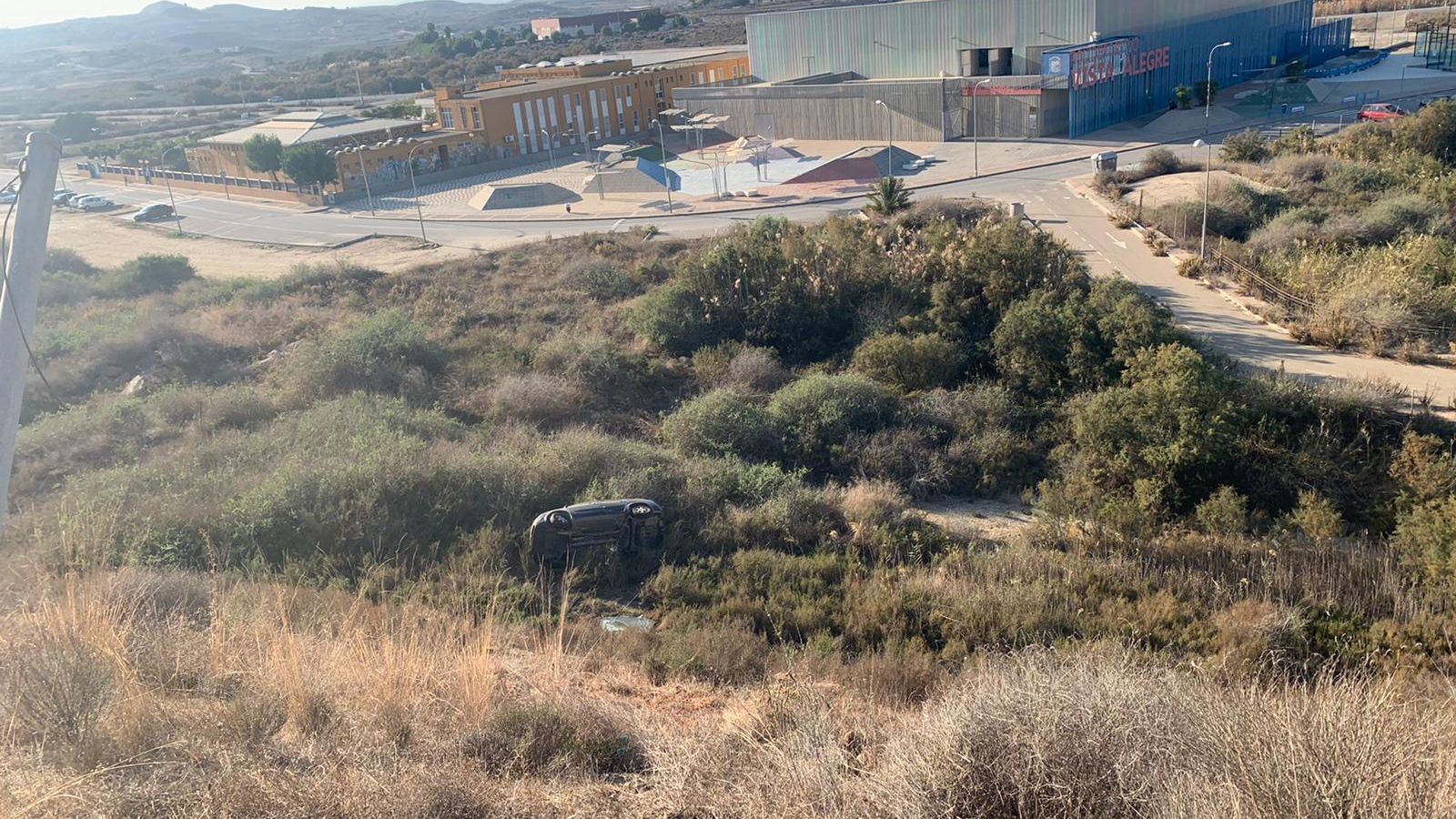 El coche ha caído en la calle Miradores de Garrucha.