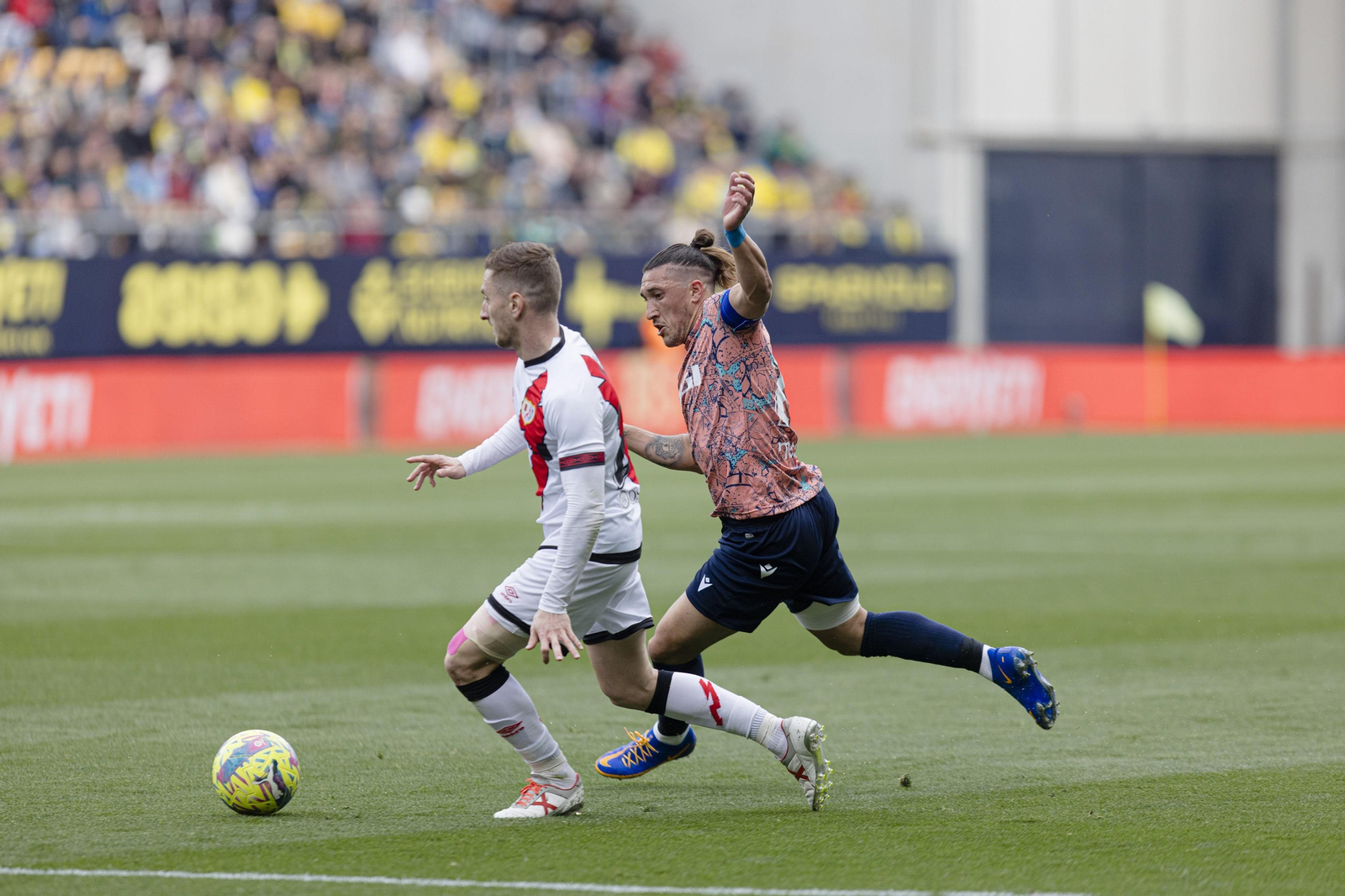 Las imágenes del partido entre el Cádiz C.F. y el Rayo Vallecano