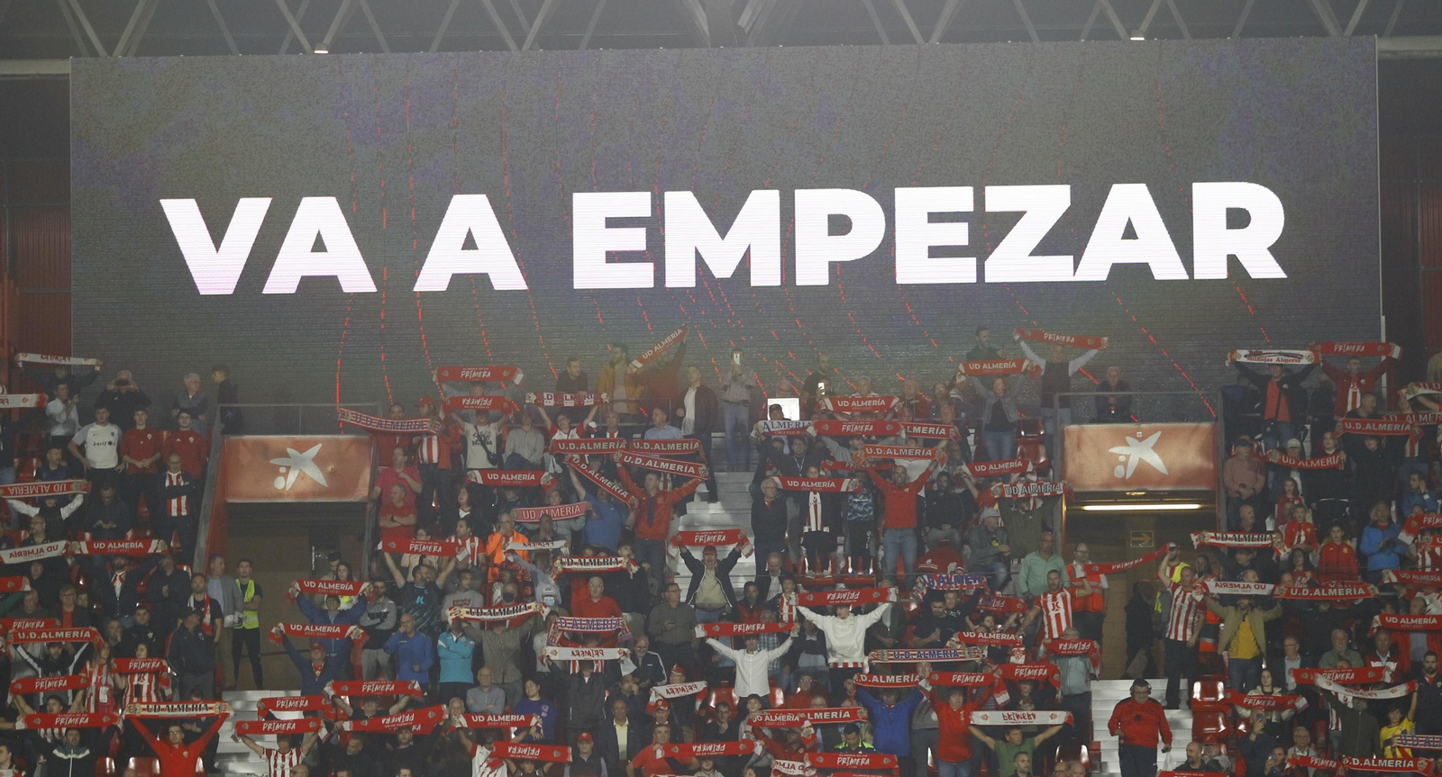 La afición almeriense canta el himno antes del partido ante el Getafe