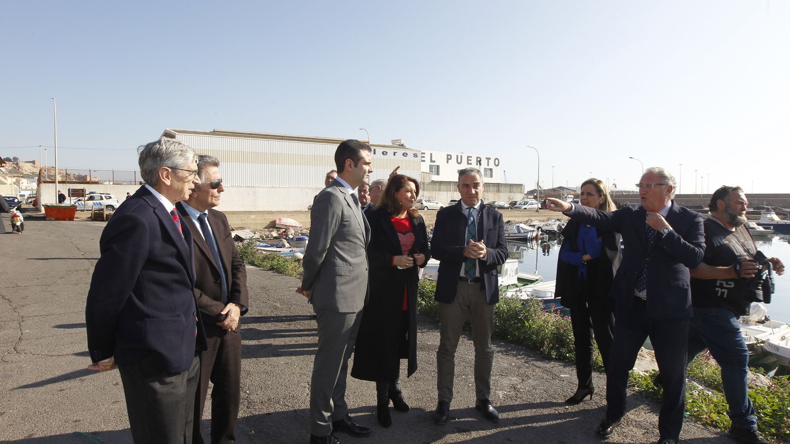 Visita previa de Elías Bendodo a la reunión con los empresarios del agro almeriense en el Puerto de la capital.
