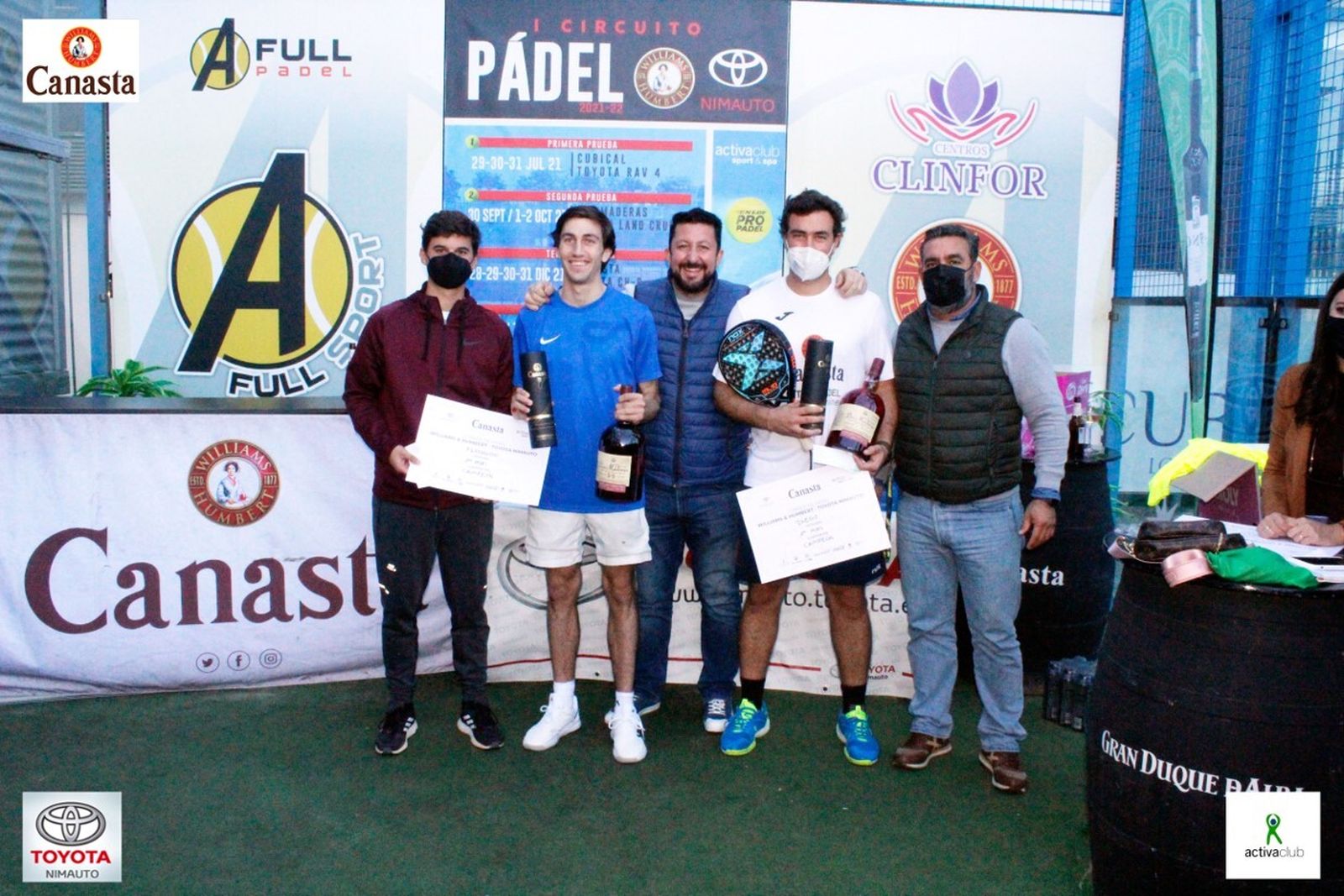 Diego Díez y Fernando Pastor, con los trofeos de campeones.