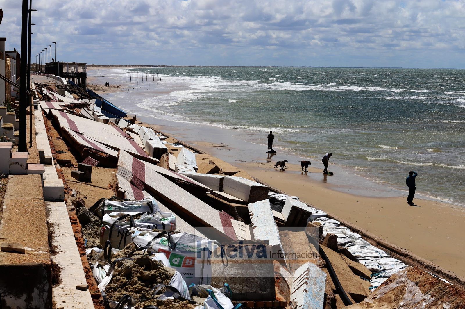 Imágenes de la zona de la playa de Matalascañas más afectada por el temporal