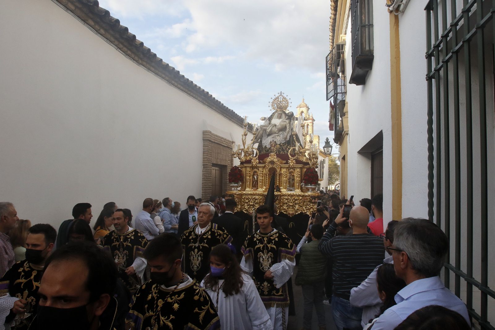 Jueves Santo en Córdoba: La procesión de las Angustias, en imágenes