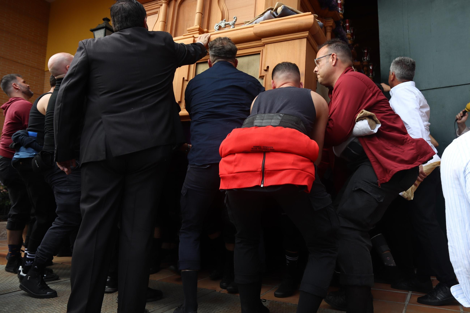 La Hermandad de Padre Pío en la Semana Santa de Sevilla 2025