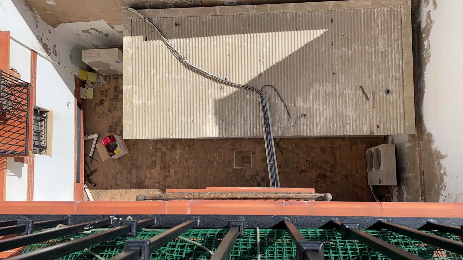 Patio interior del bloque de viviendas al que se precipitó el intruso esta mañana.