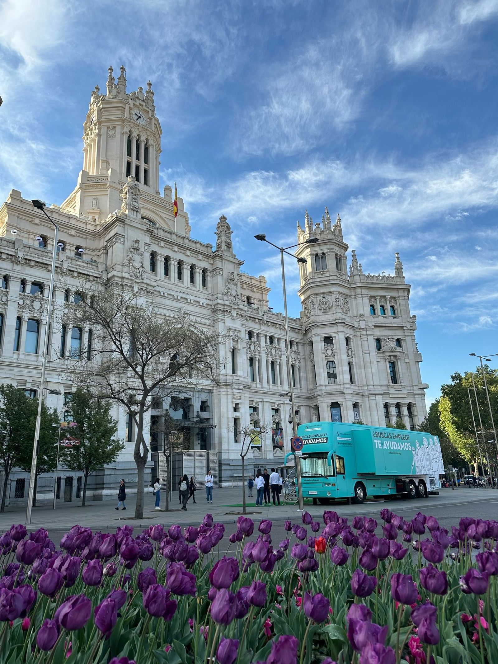 El autobús de 'la ruta del empleo' a su paso por Madrid.