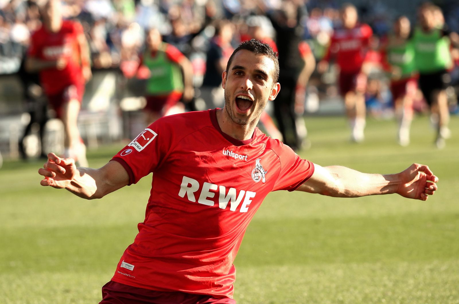 Skhiri celebra su gol al Holstein Kiel en la promoción de descenso que salvó el Colonia.
