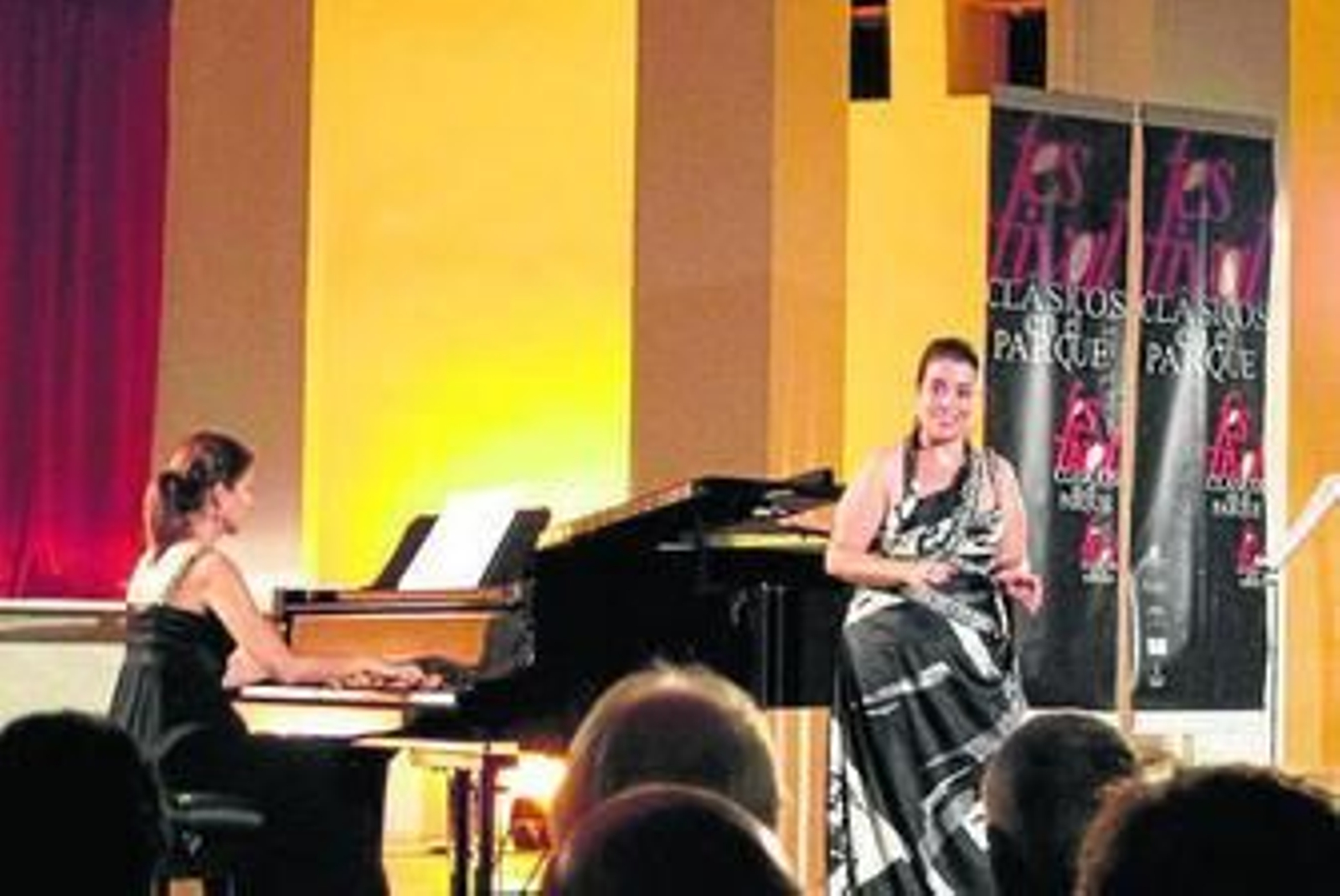 María Salas puso la voz mientras que Sara Sarasa tocaba el piano.