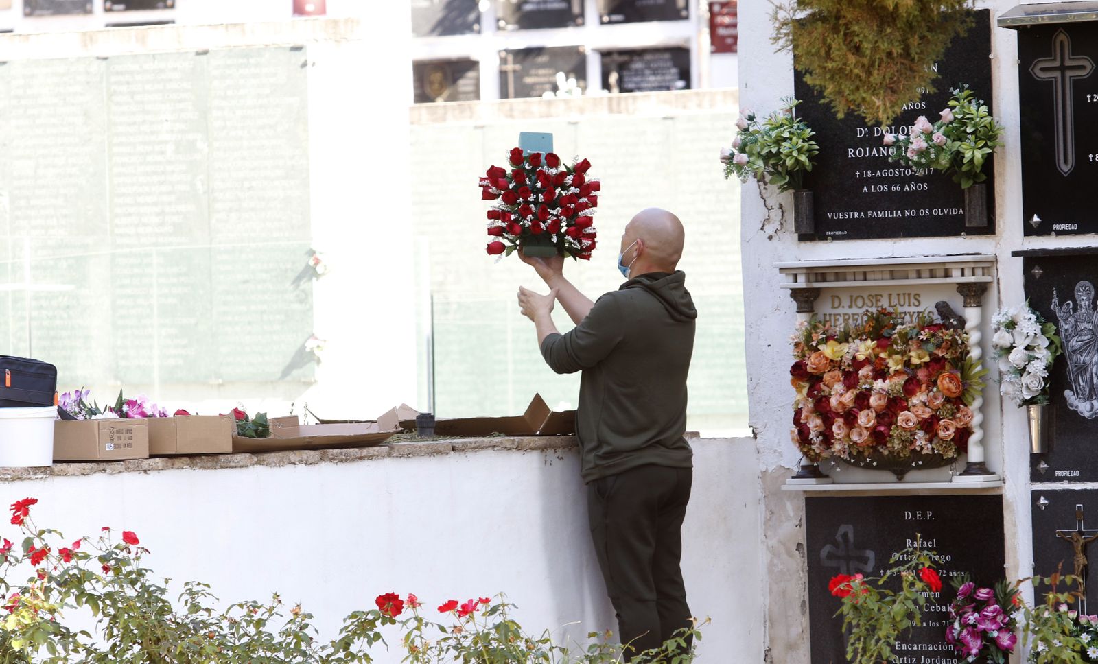 El covid-19 motiva un Día de los Santos de recogimiento en los cementerios de Córdoba