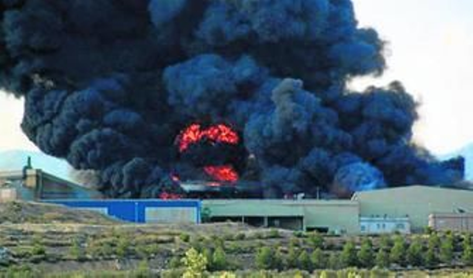 El fuego y el humo se apoderaron de la planta que ardió ayer por la tarde.