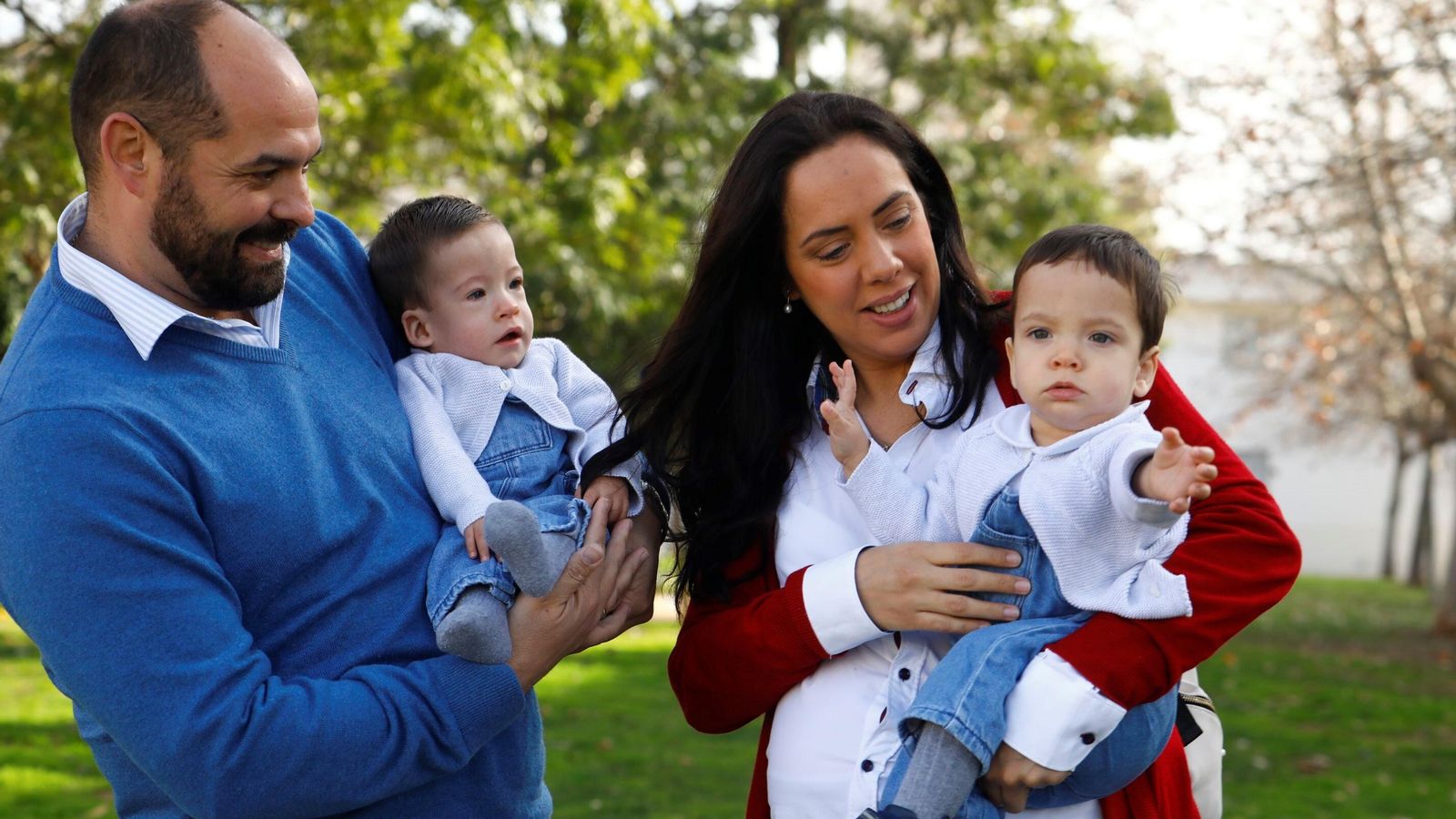 Pablo, con sus padres y su hermano mellizo.