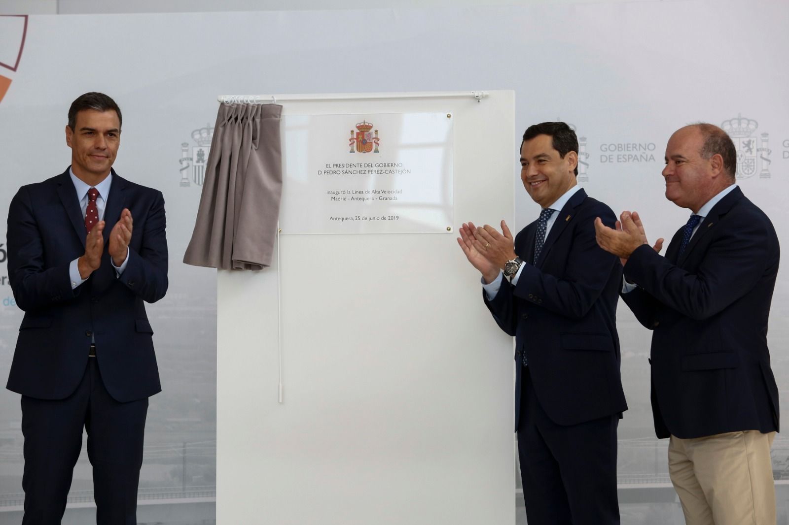 Pedro Sánchez, Juanma Moreno y  Manuel Barón, alcalde de Antequera, descubren una placa en Santa Ana