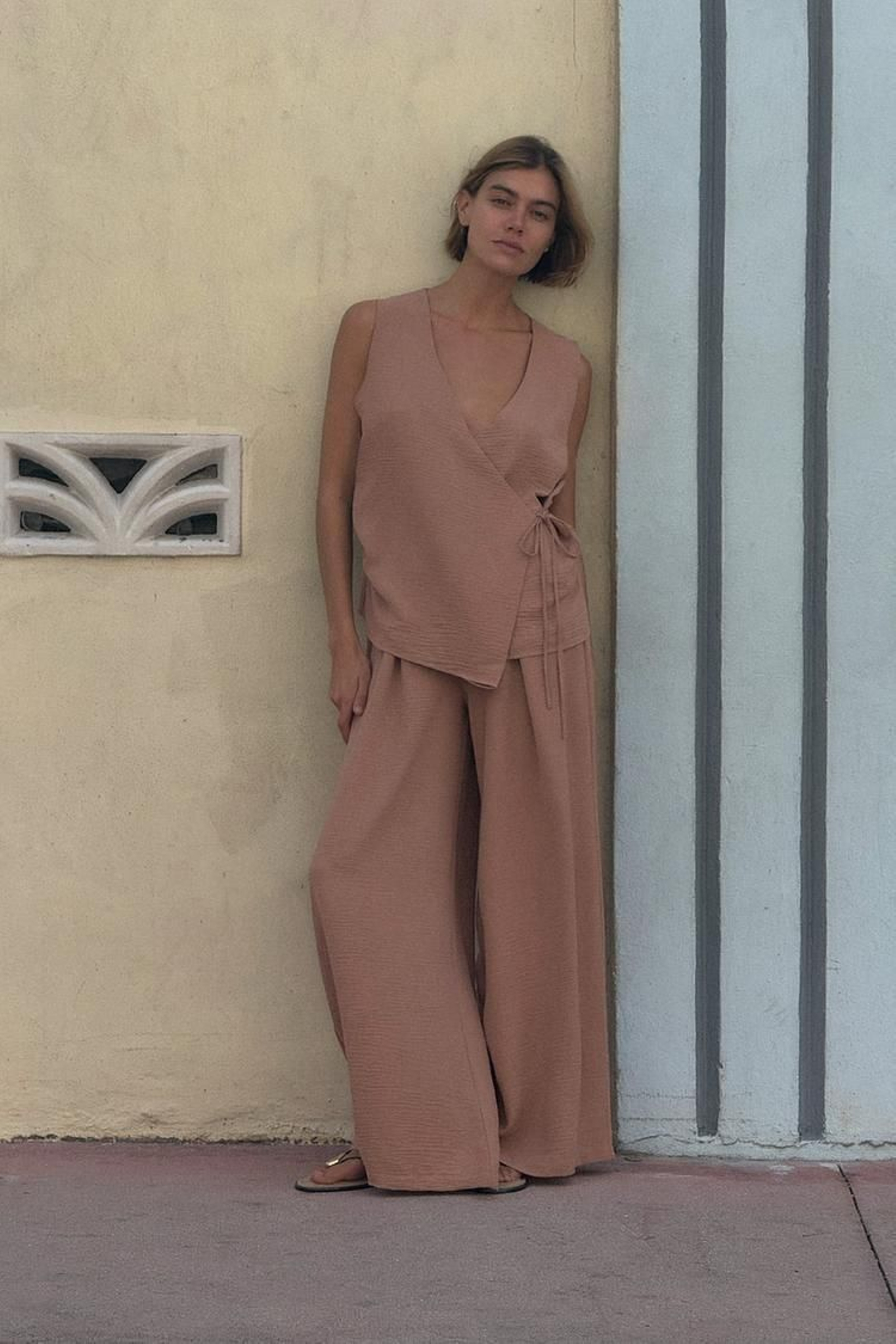 Pantalones anchos de Zara.