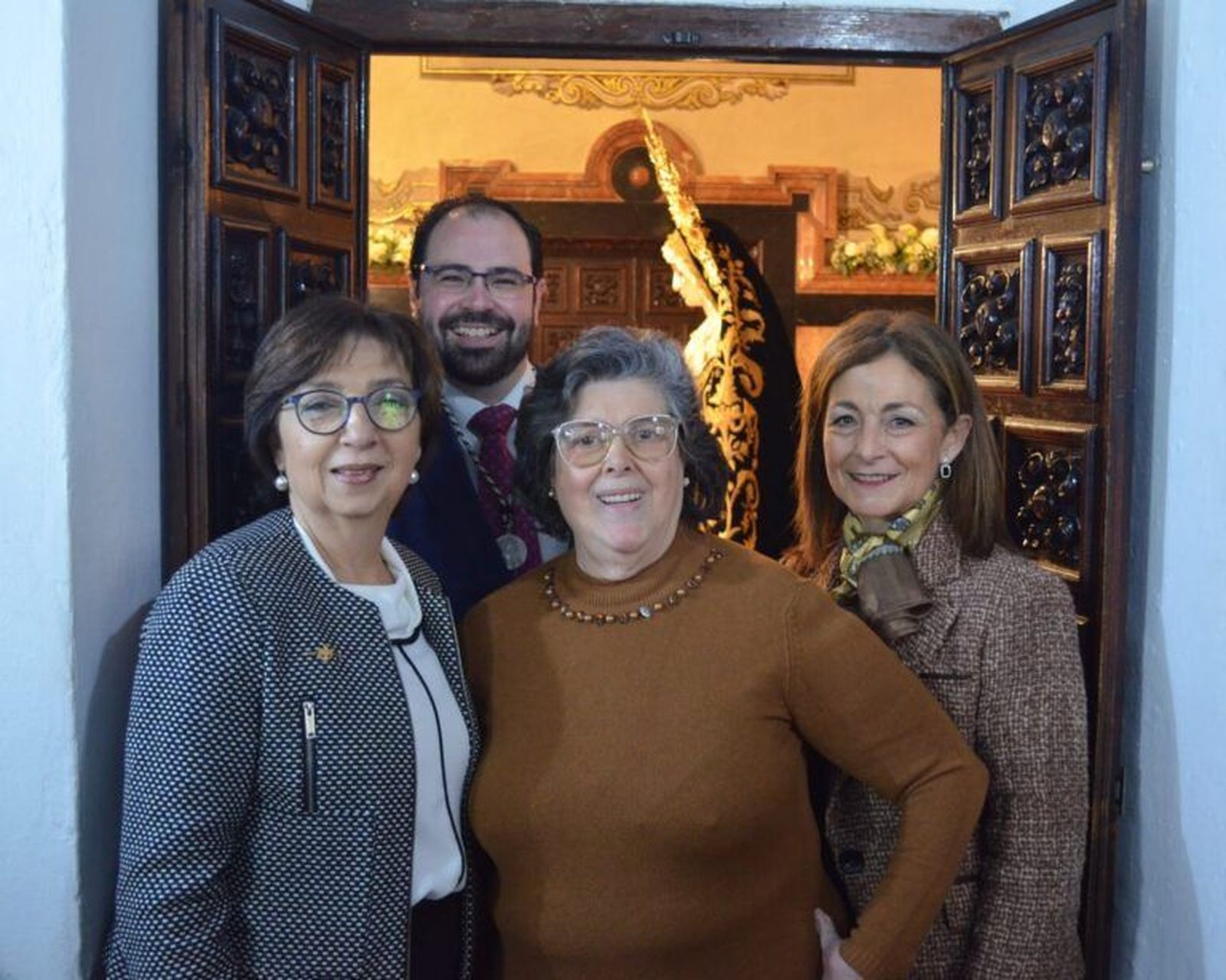 Lourdes García Fernández, en el centro flanqueada por las otras dos camareras y el vestidor de la Virgen