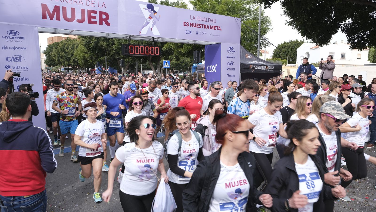 Imágenes de la Carrera de la Mujer 2023 en Almería