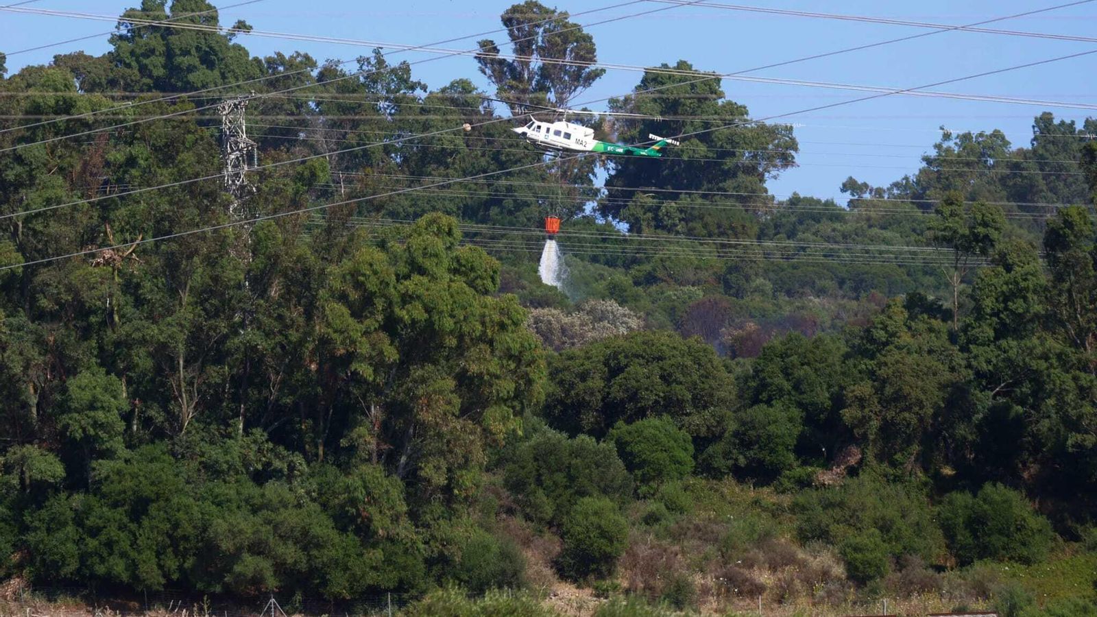 Un helicóptero del Infoca en el incendio de San Bernabé.