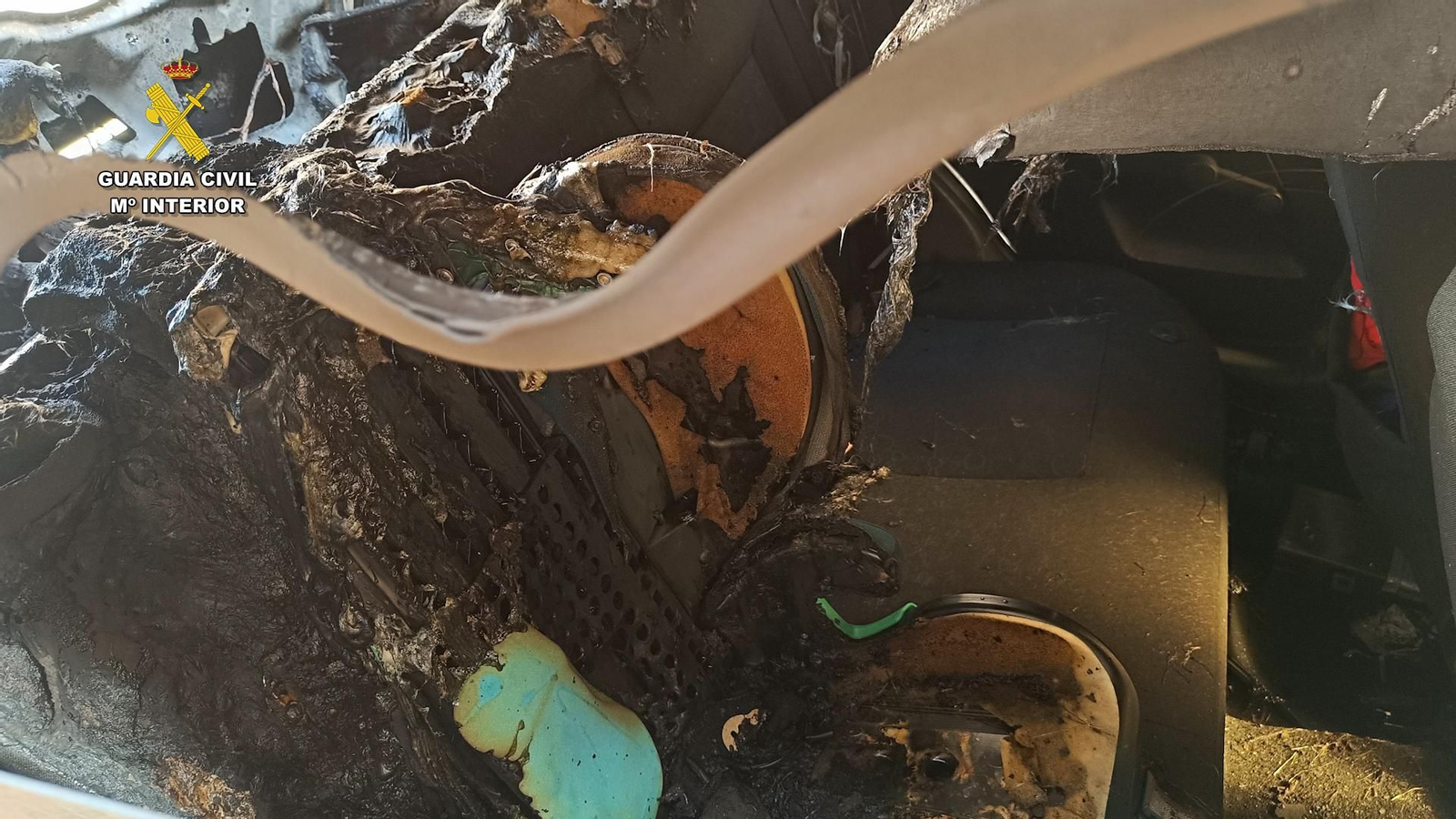 Uno de los vehiculos calcinados por el detenido.