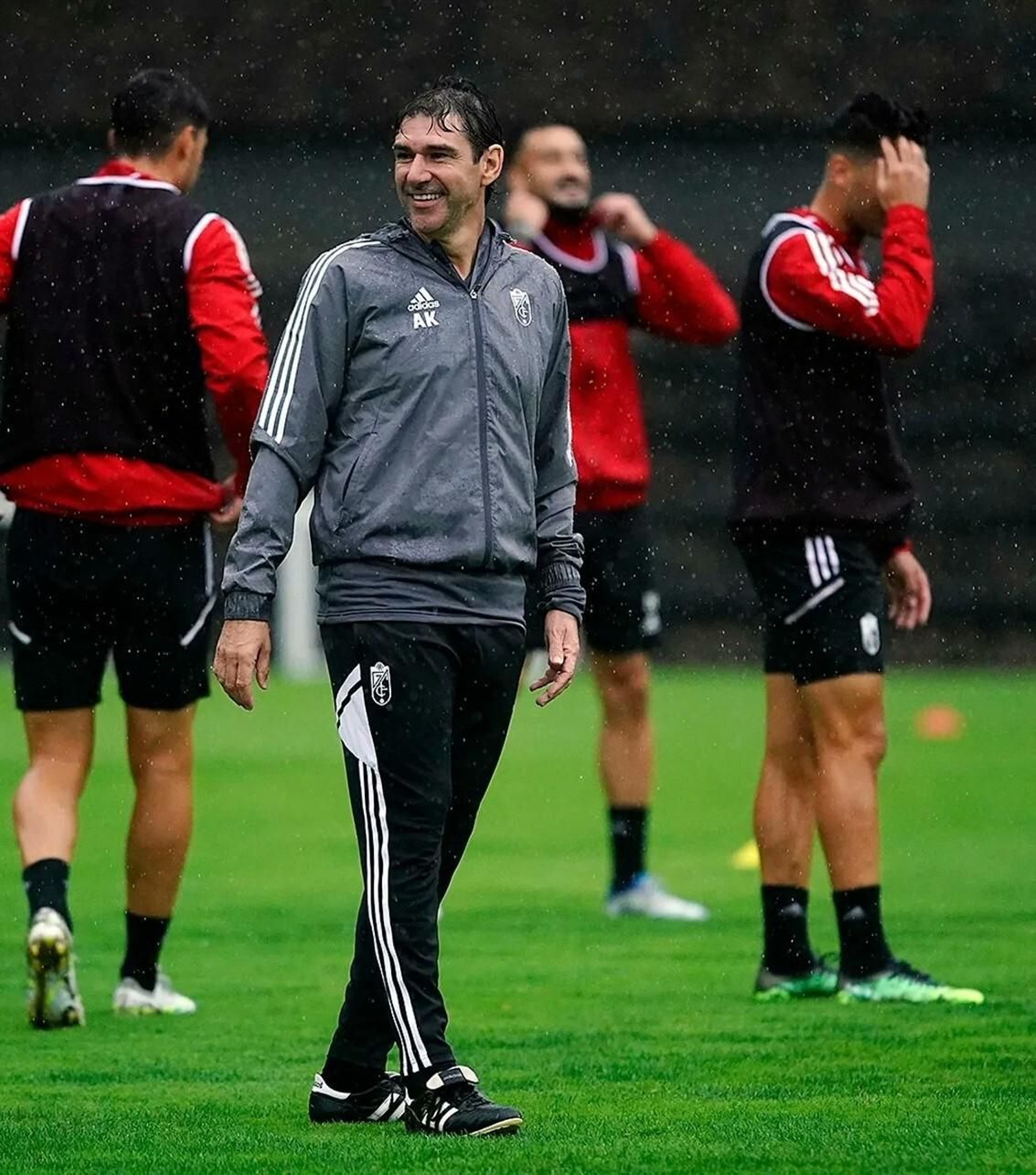 Karanka sonríe en el entrenamiento completado por el Granada el domingo en Las Palmas