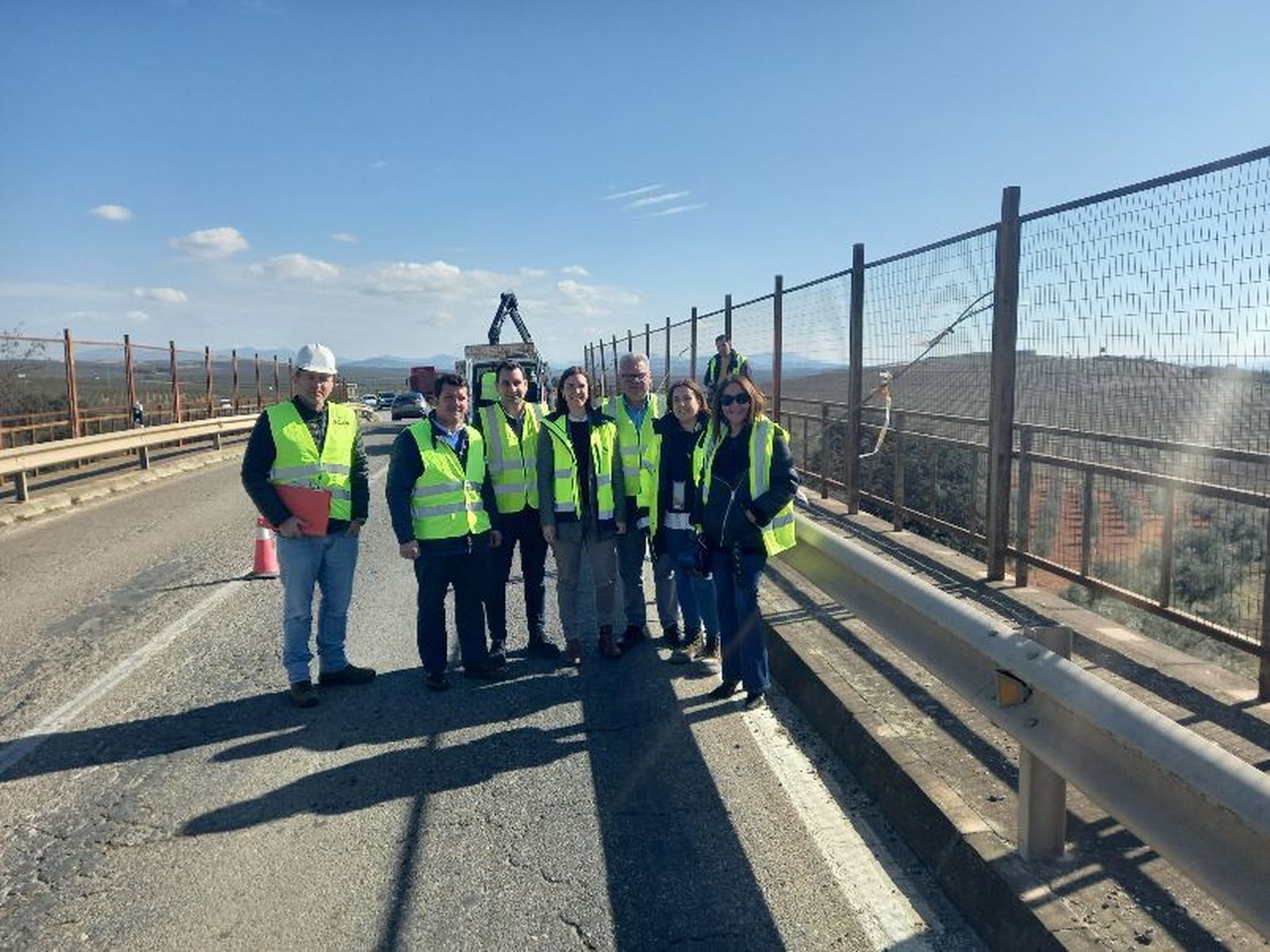 Cristina Casanueva y Esteban Morales, en el centro, en su visita a las obras.