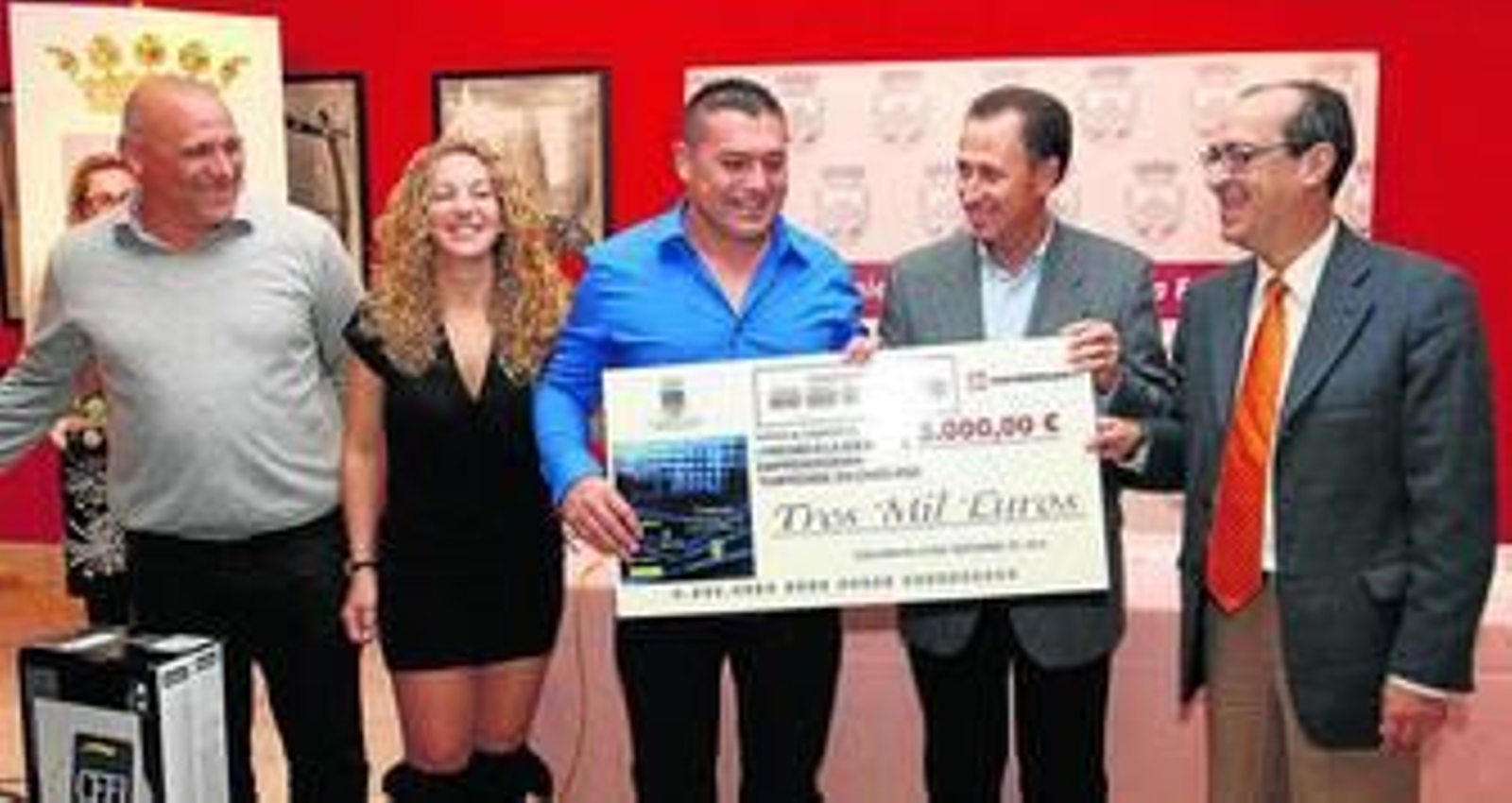 El autor del proyecto vencedor, Antonio Daniel Doncel Muriano Morales, sostiene el premio con el alcalde y el delegado de Empleo, Juan Bouza.