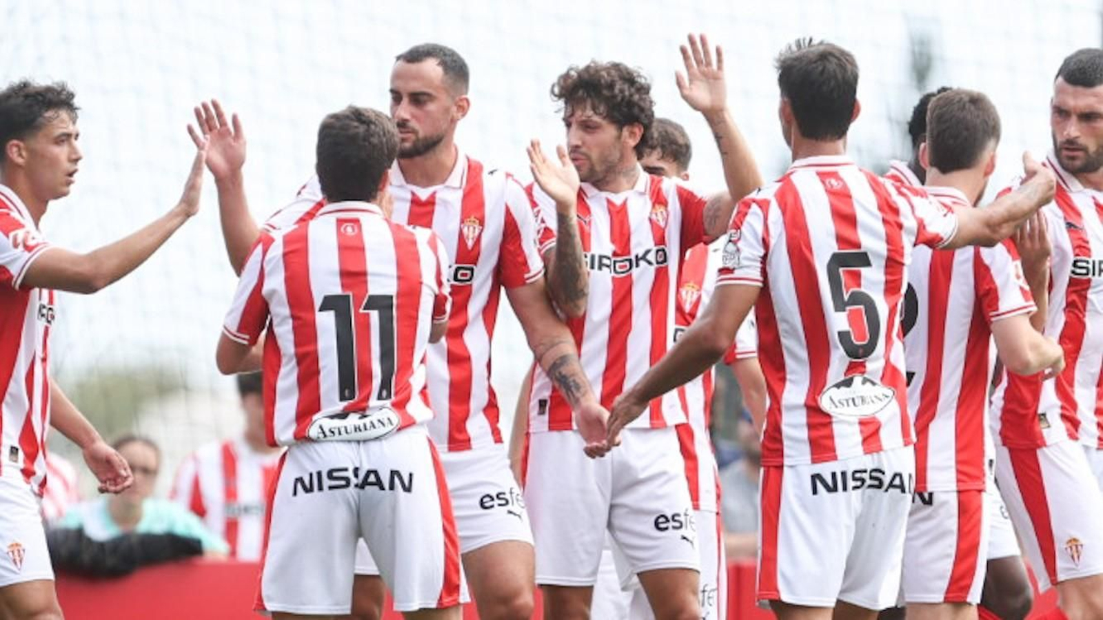 Los jugadores del Sporting de Gijón celebran un gol en uno de sus amistosos de pretemporada.