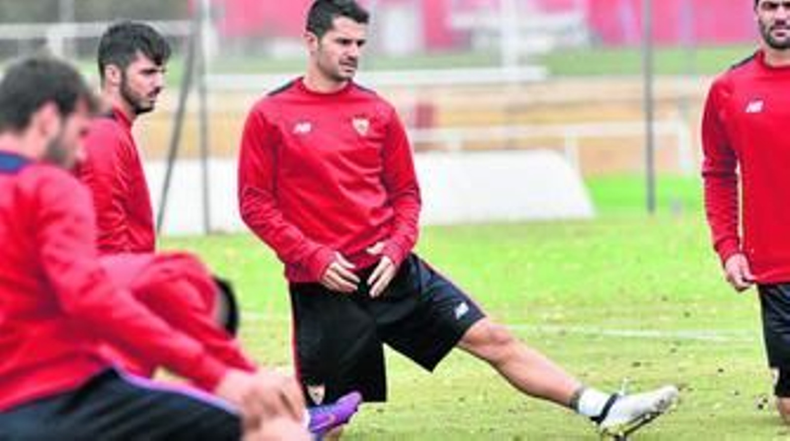 Vitolo realiza estiramientos antes de la sesión de ayer en la ciudad deportiva.