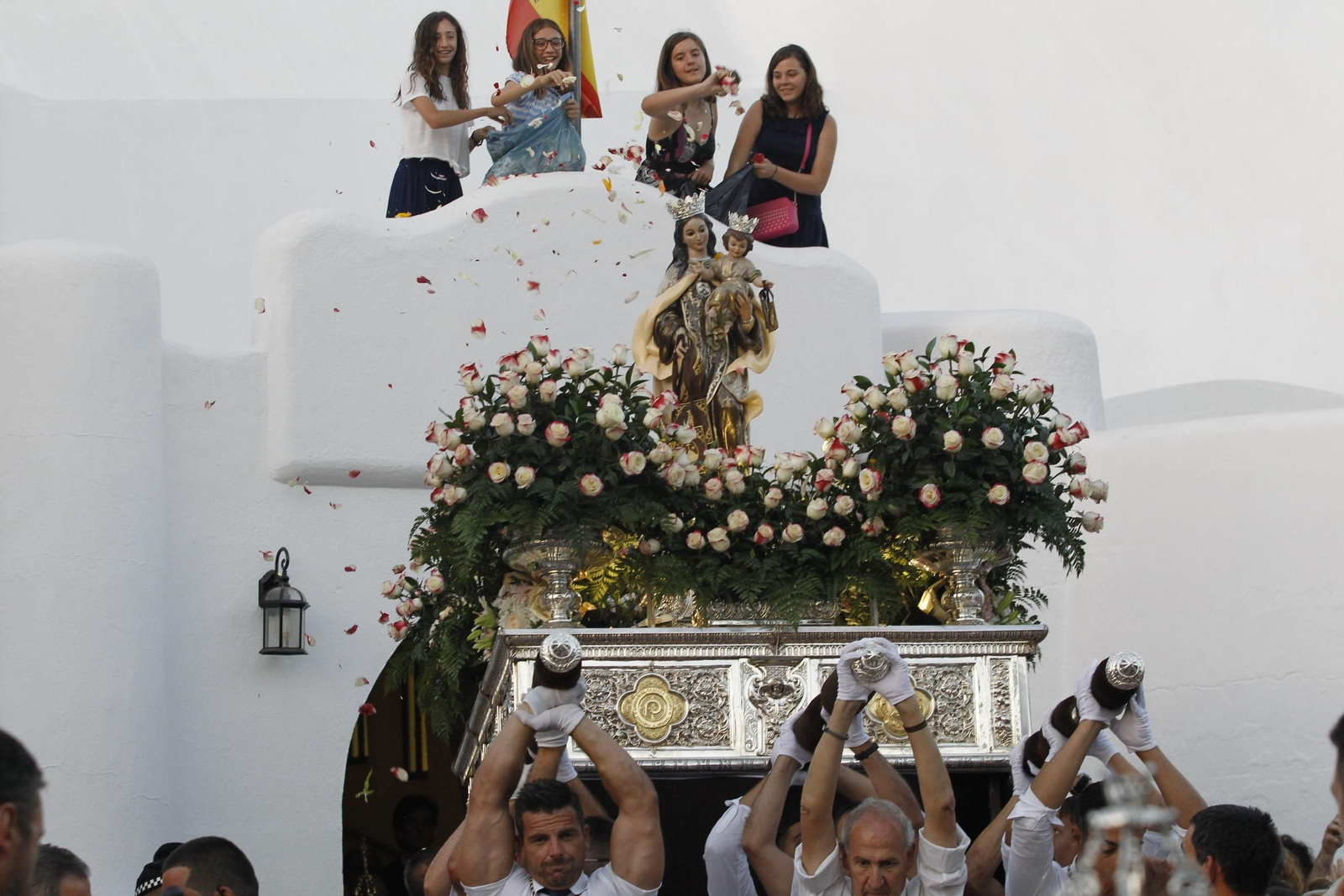 Lluvia de pétalos a la salida de la procesión.