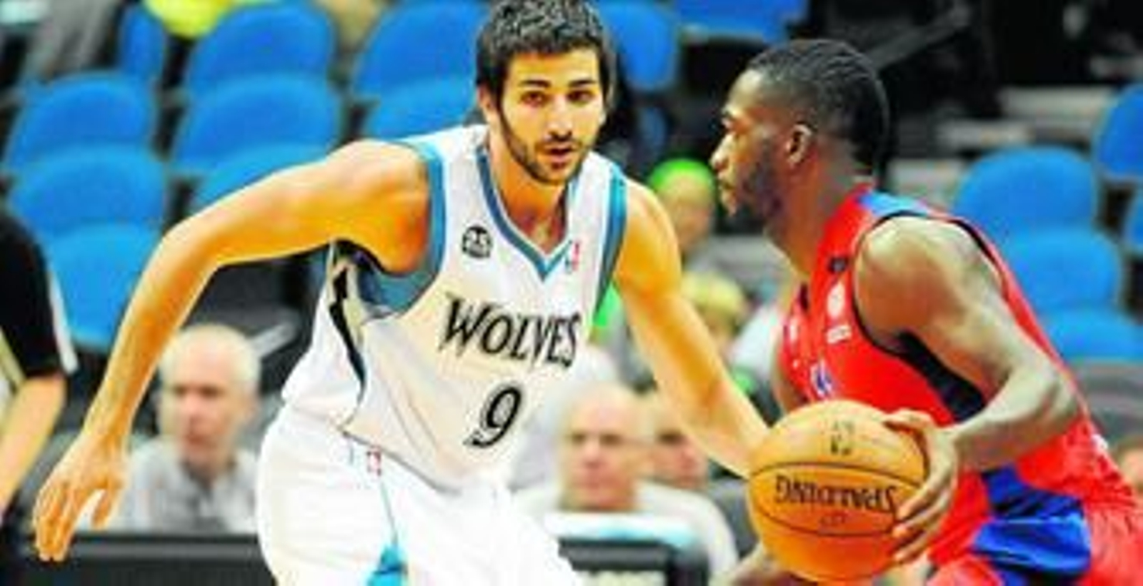 Ricky Rubio defiende al jugador del CSKA Jeremy Pargo.