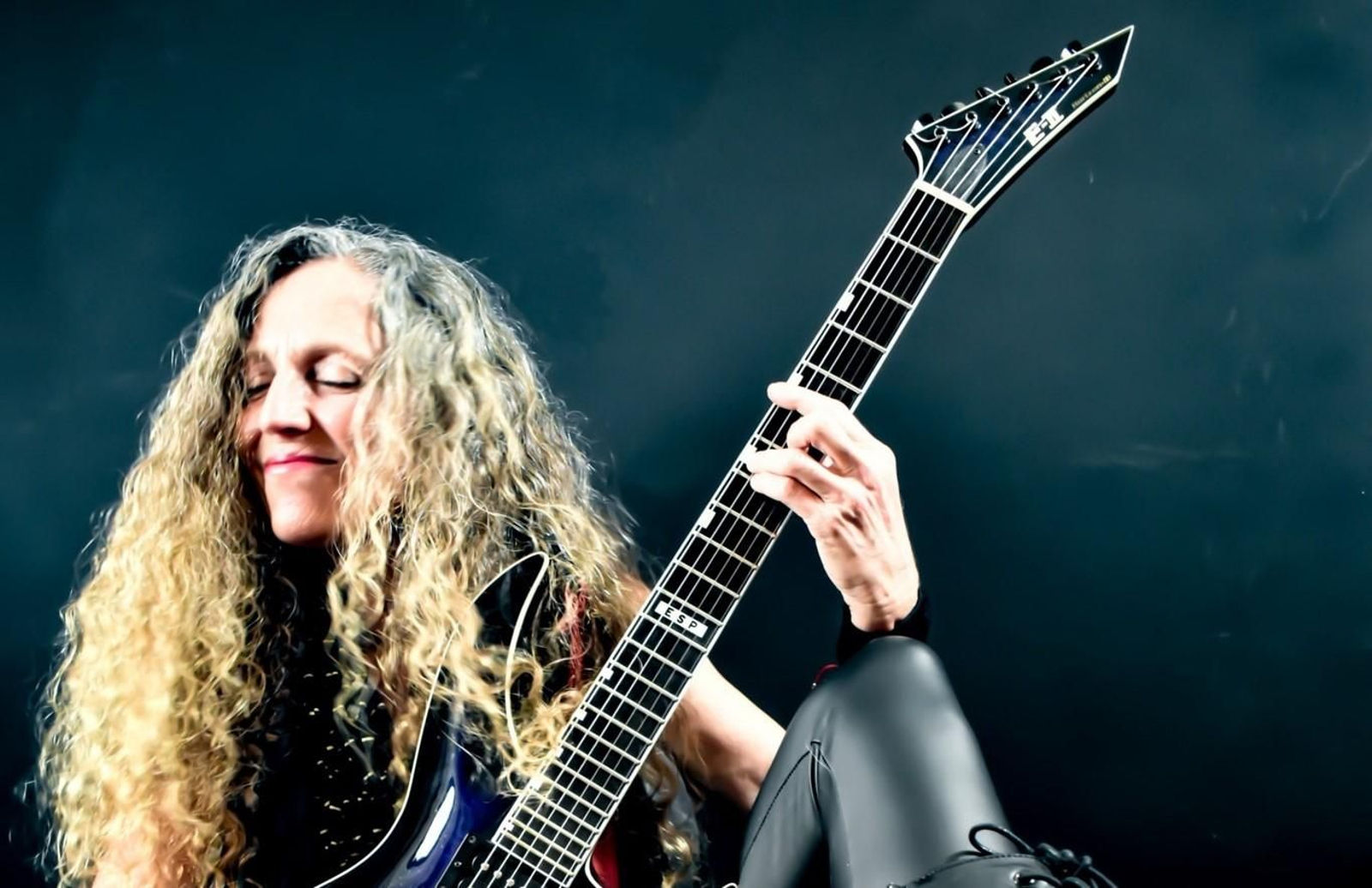 María Makia sentada con su guitarra.