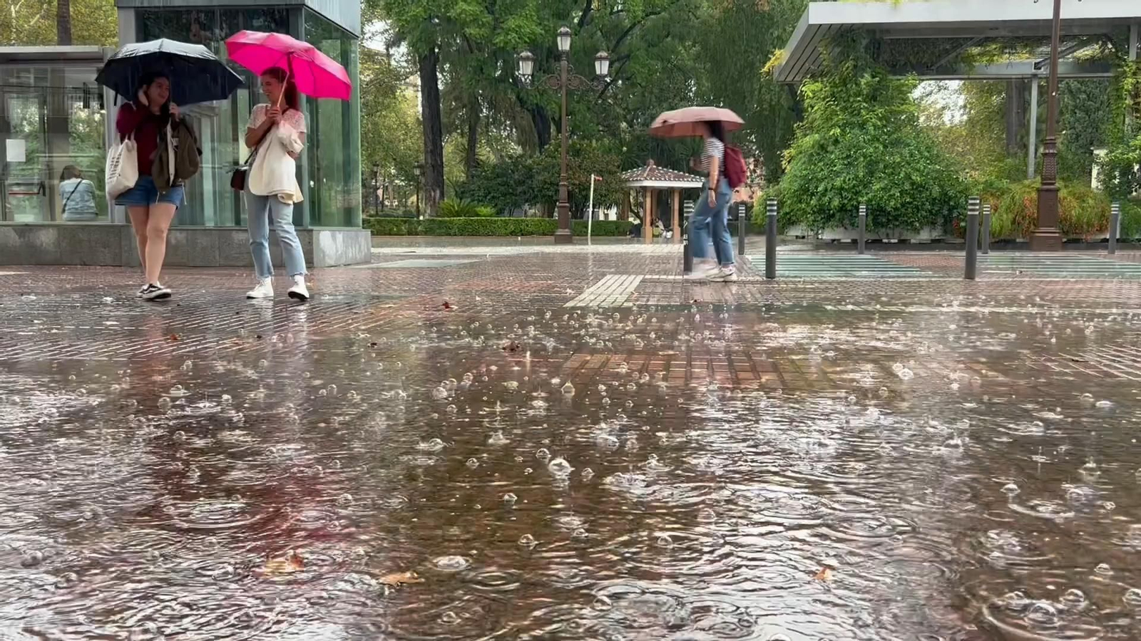 La lluvia pone a Sevilla en alerta amarilla este domingo.