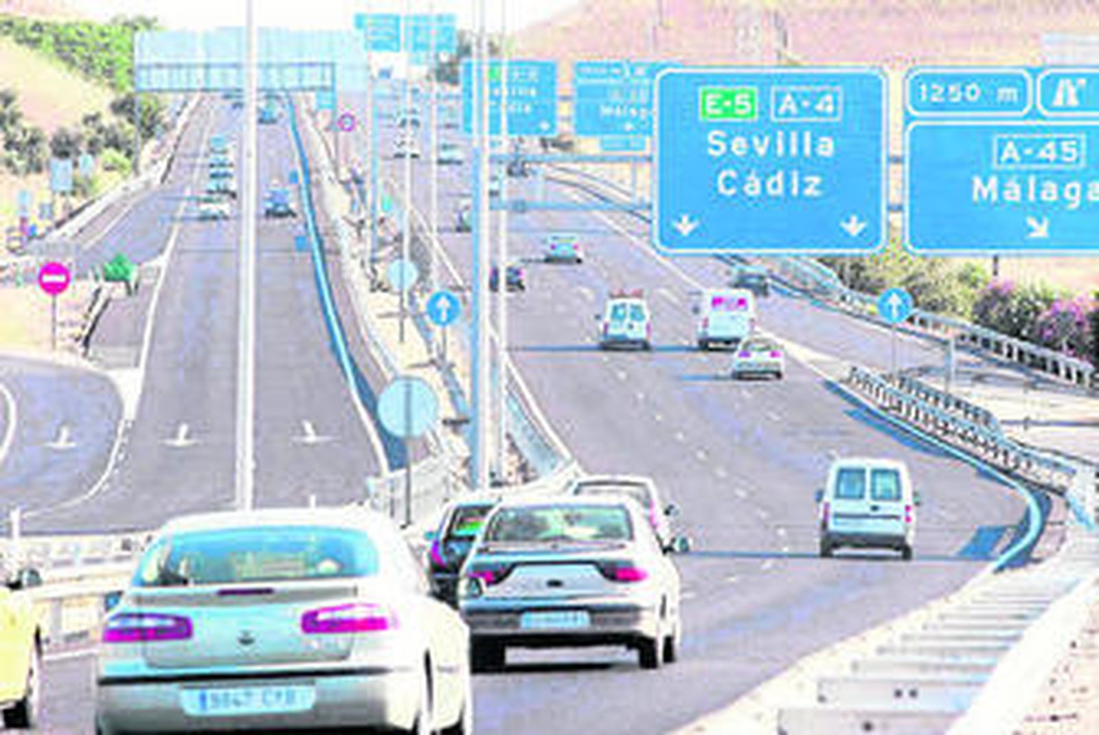 Tráfico intenso por la autovía A-4 a su paso por la ciudad.