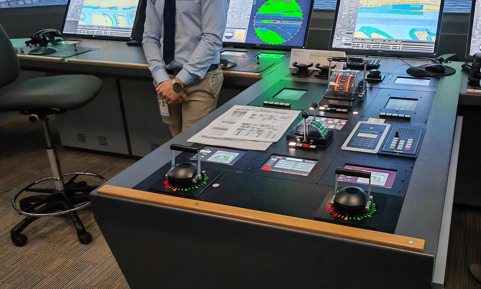 Instrumentos de navegación en uno de los simuladores principales de puente del CSMART