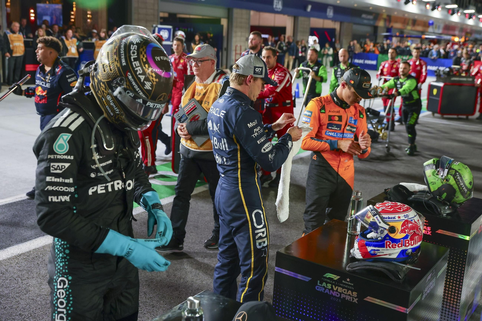 Russell, Verstappen y Norris se quitan los cascos tras acabar el Gran Premio de Las Vegas.