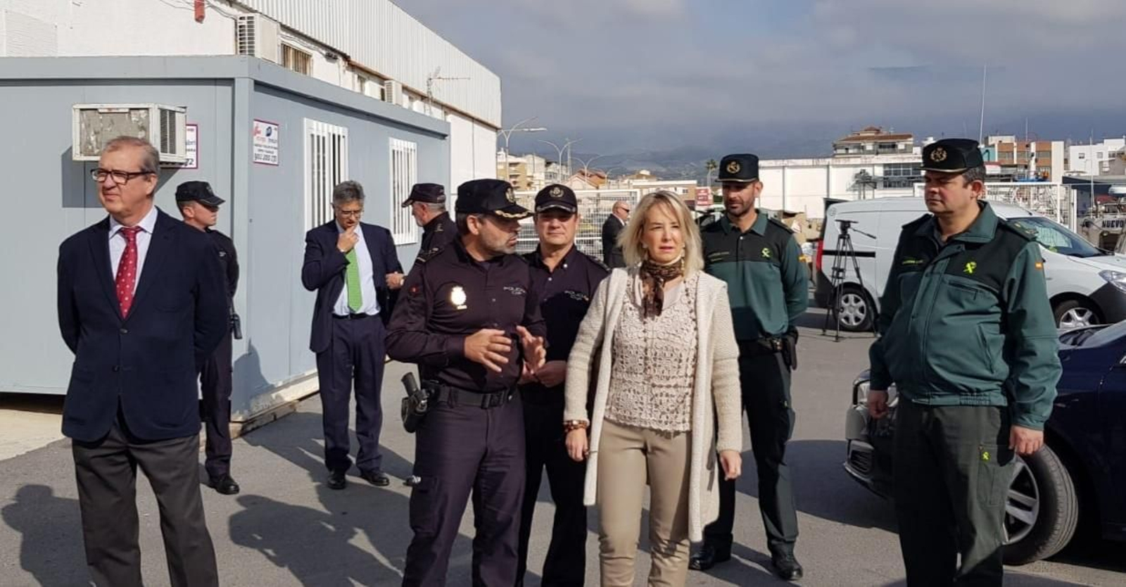Ana Tárrago conversa con Jesús Rendondo durante la vista al Puerto de Motril