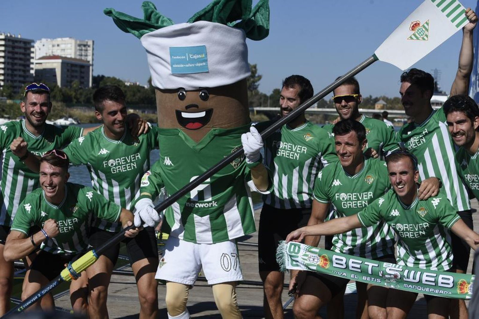 Los verdiblancos celebran el triunfo al final de la prueba.