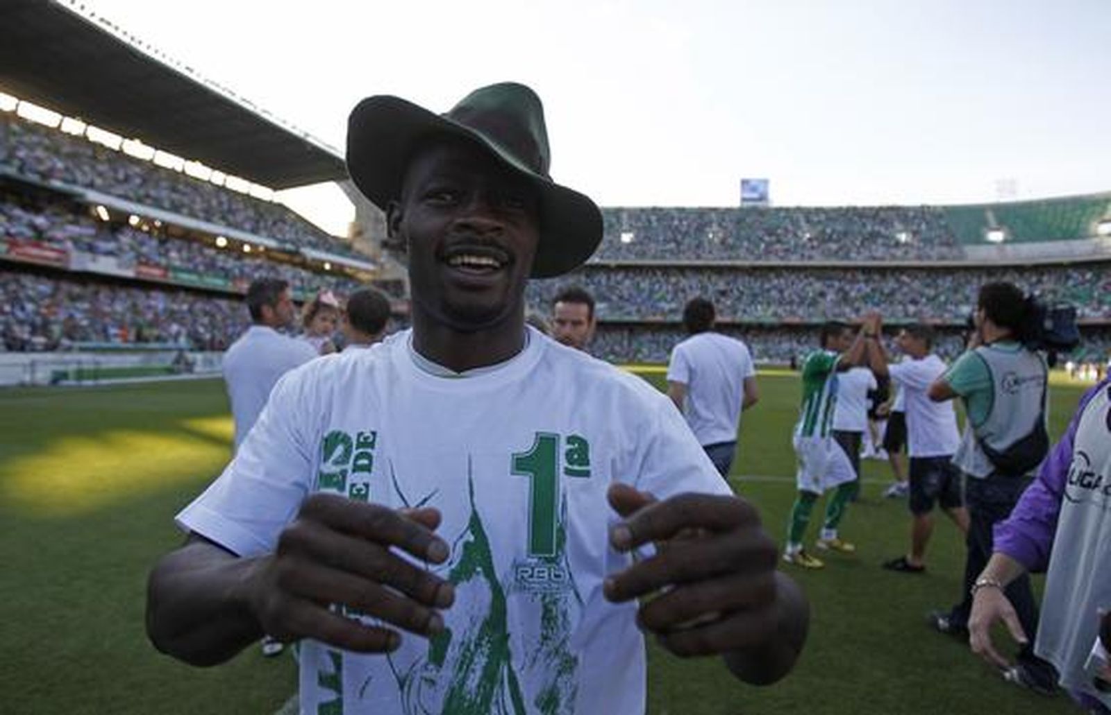El Betis pone el broche de oro a la temporada con el título de la Liga Adelante. / Antonio Pizarro