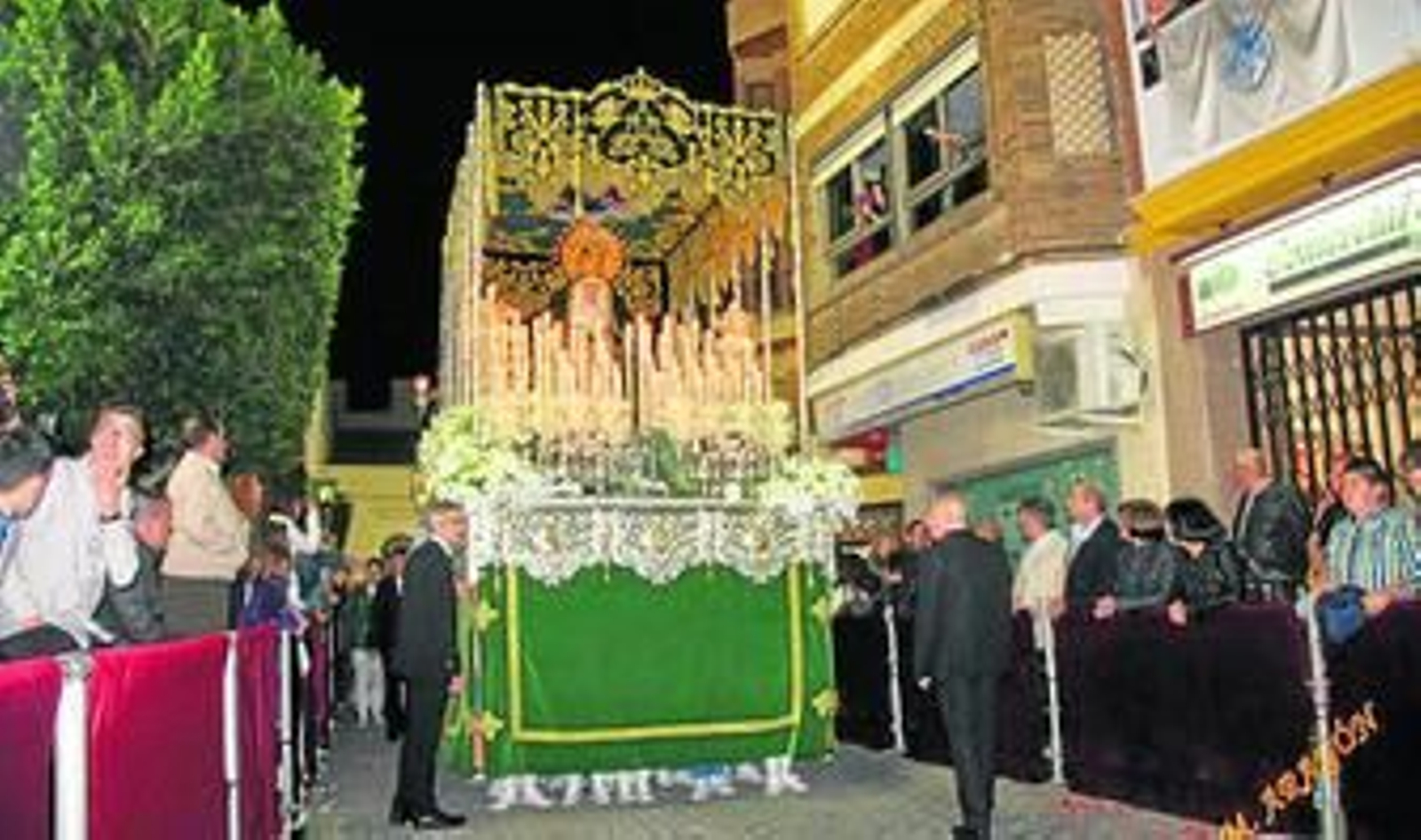 Un nuevo techo de palio salvaguarda a la Esperanza