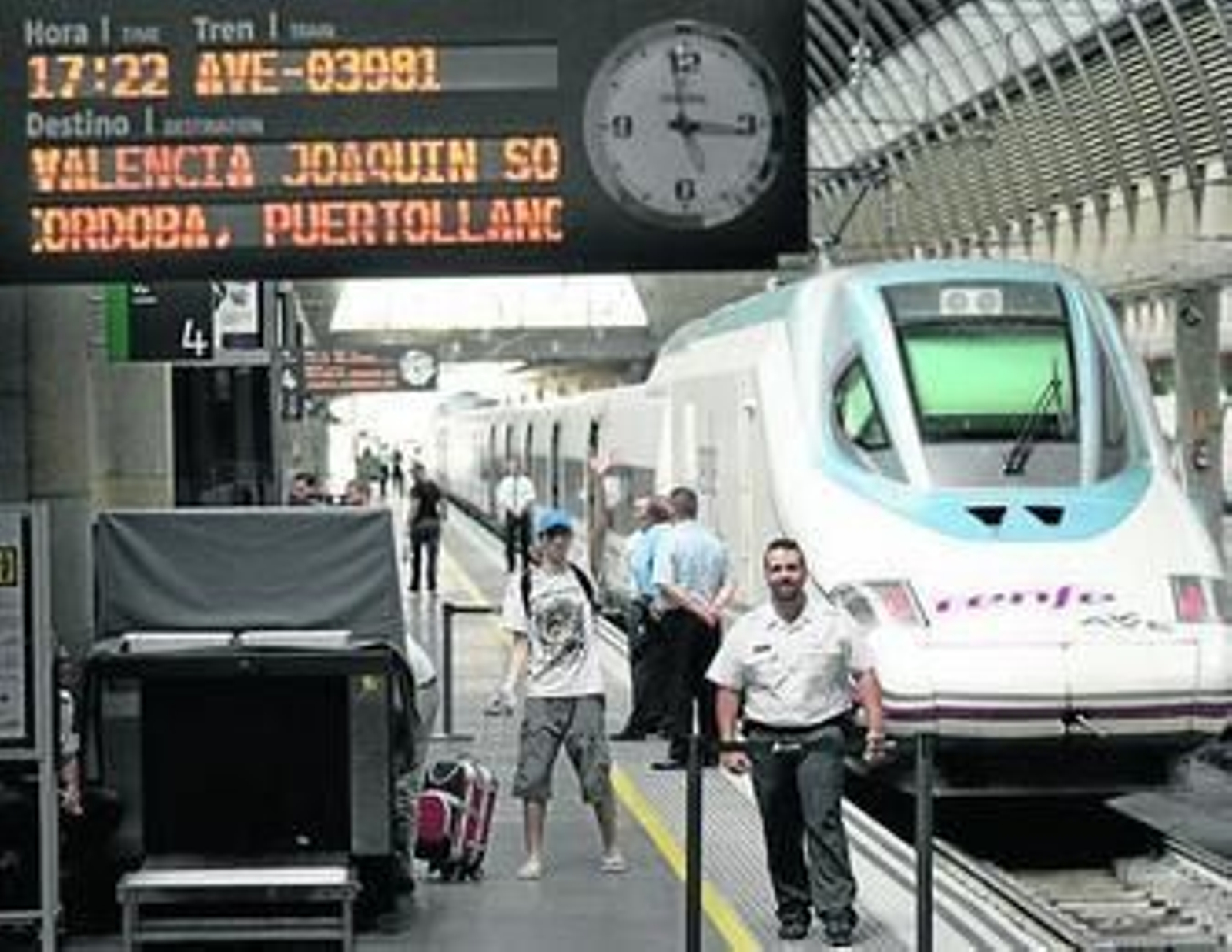 Primer AVE Sevilla-Valencia, el martes, en Santa Justa.