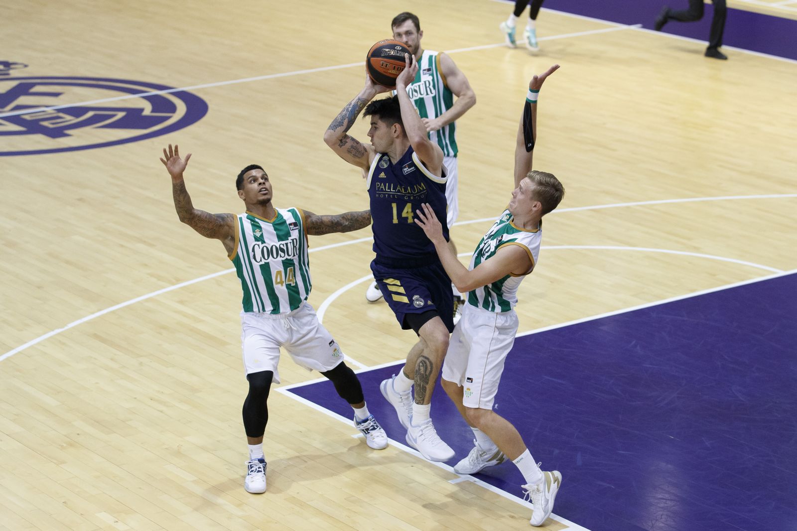 Campbell y Borg defienden a Deck.