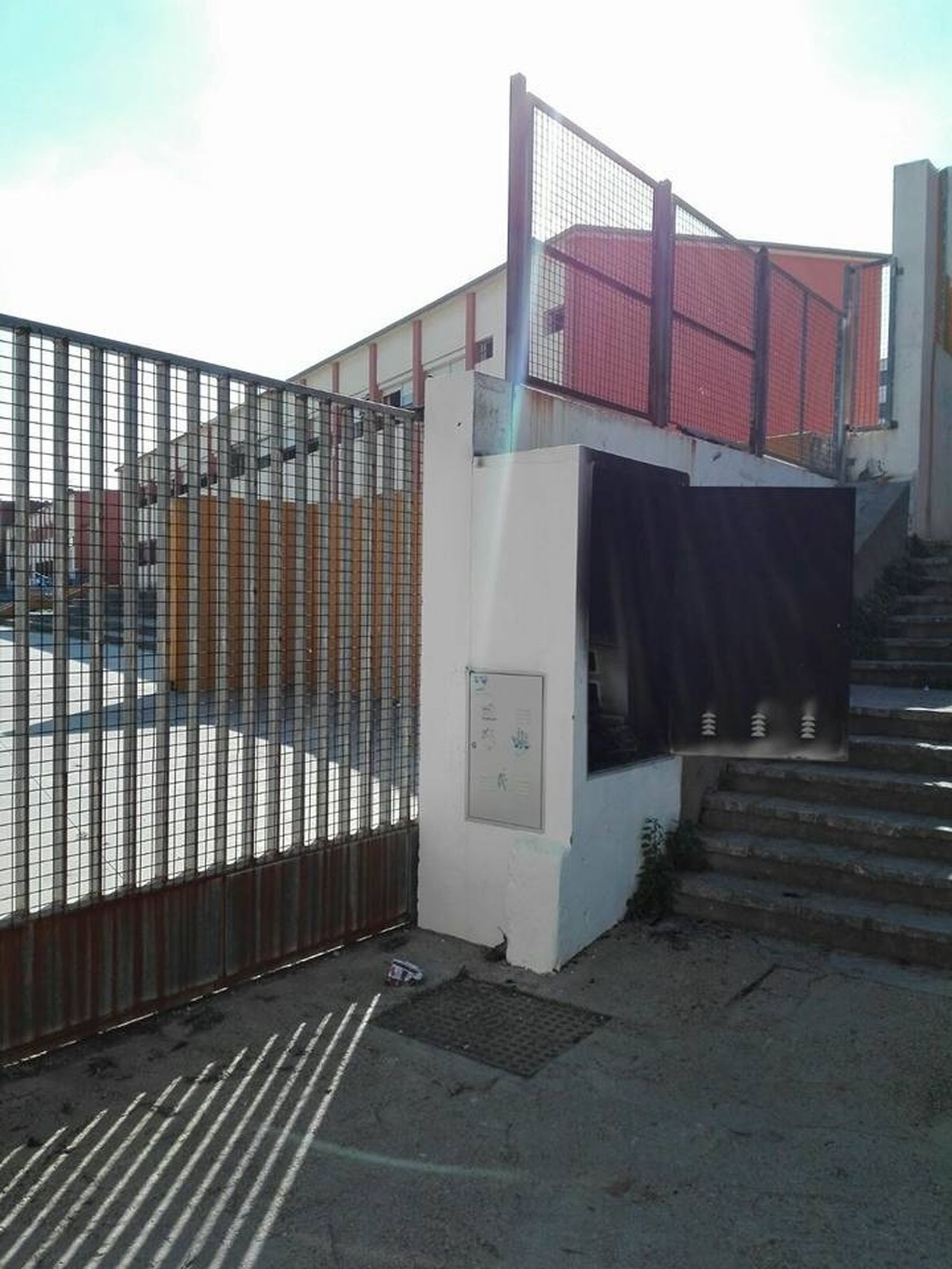 El contador quemado, en el exterior del colegio.