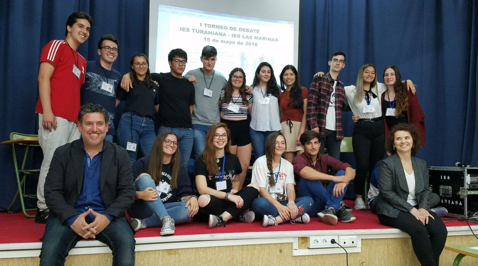 Foto de familia de los alumnos participantes y los profesores organizadores.