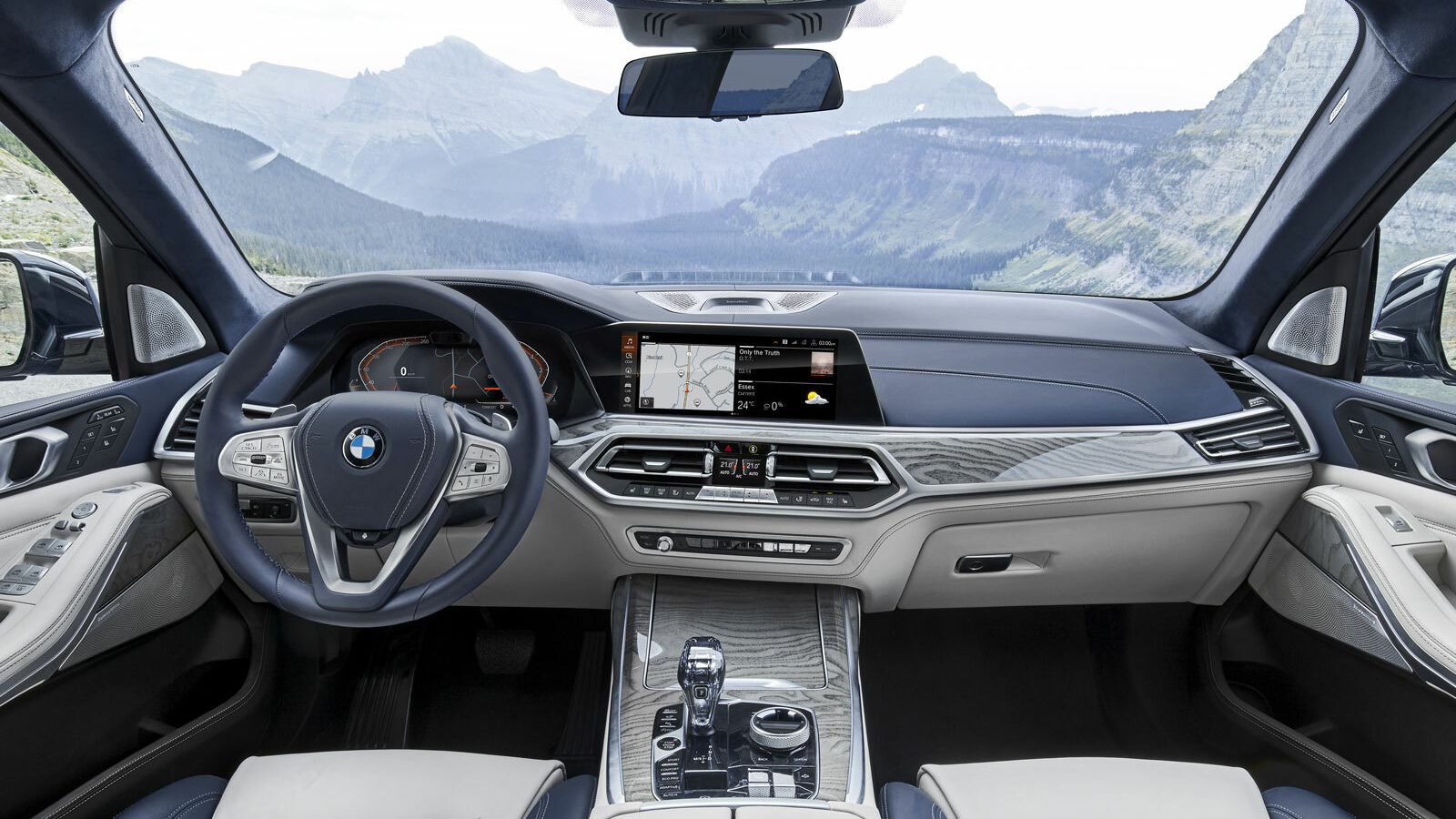 BMW X7.