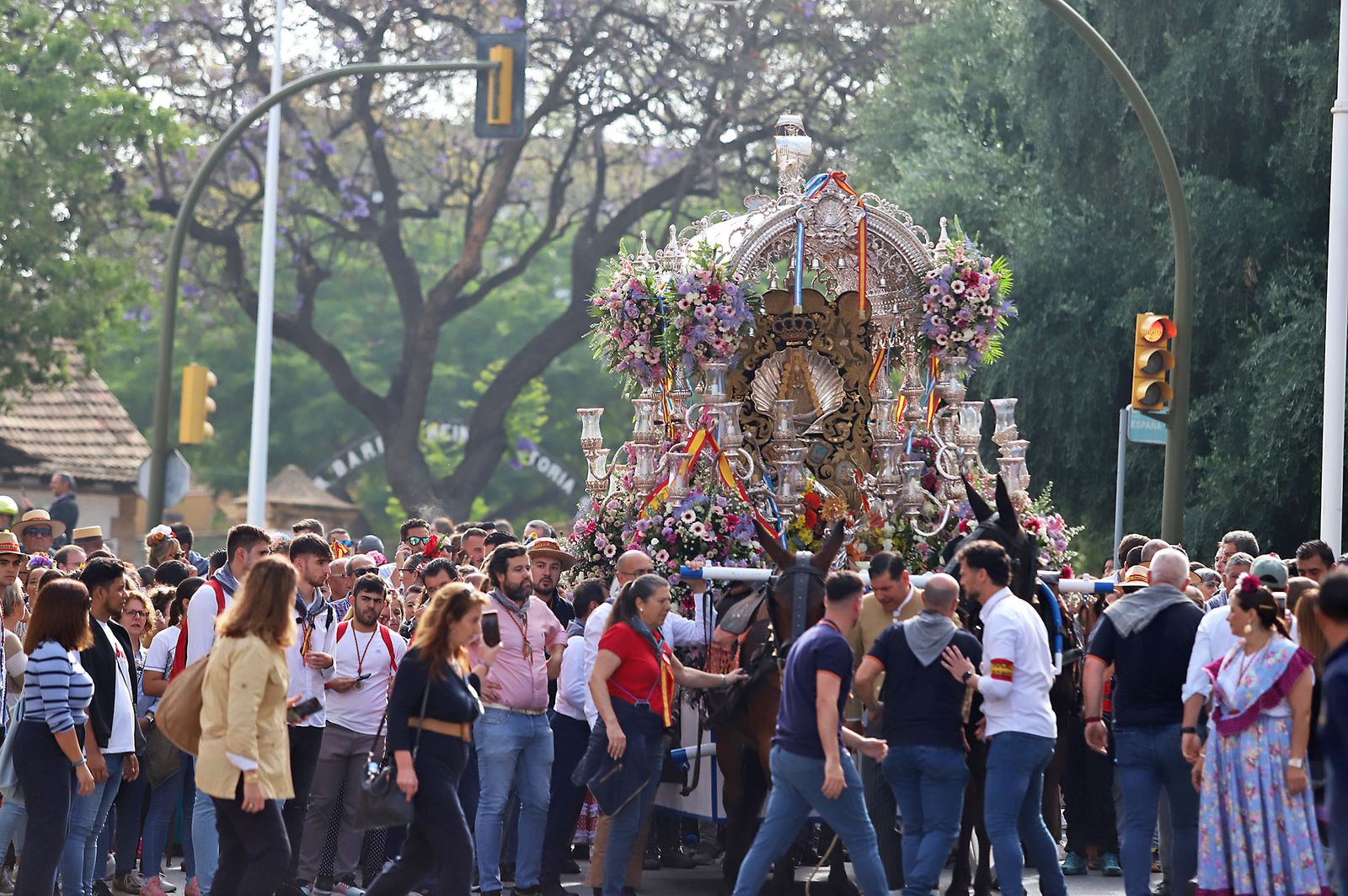 El Rocío 2023: Imágenes de la Hermandad de Emigrantes en su salida de Huelva