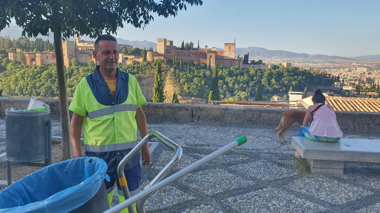 Juan 'Titos' se encarga de barrer todas las mañanas la plaza.