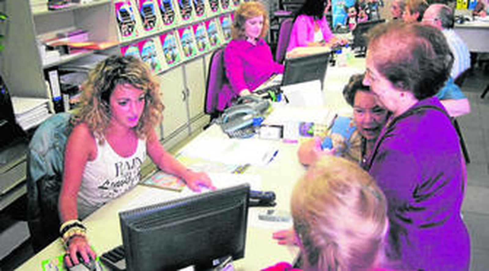 Varias mujeres trabajando en una agencia de viajes.