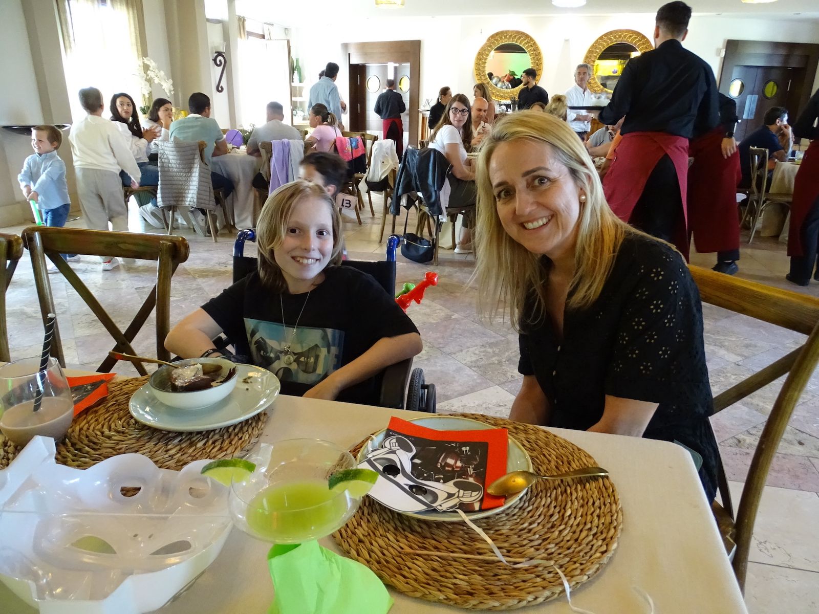 Merienda 'galáctica' para los más pequeños de la Fundación Olivares